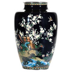 Vase en cloisonné représentant un faisan entouré de cerisiers en fleurs