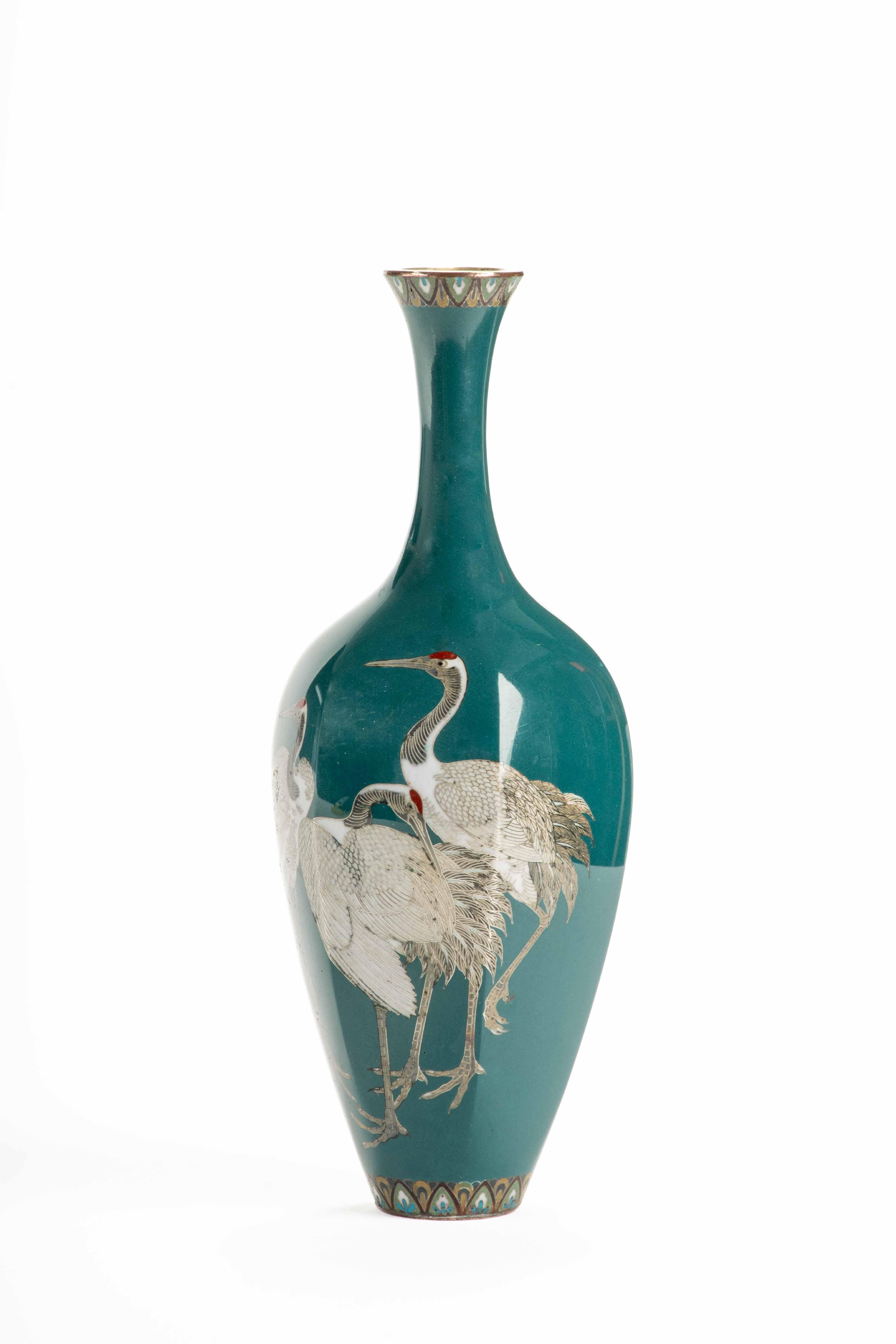 Japanese A cloisonné vase depicting three Manchurian cranes on a turquoise ground For Sale