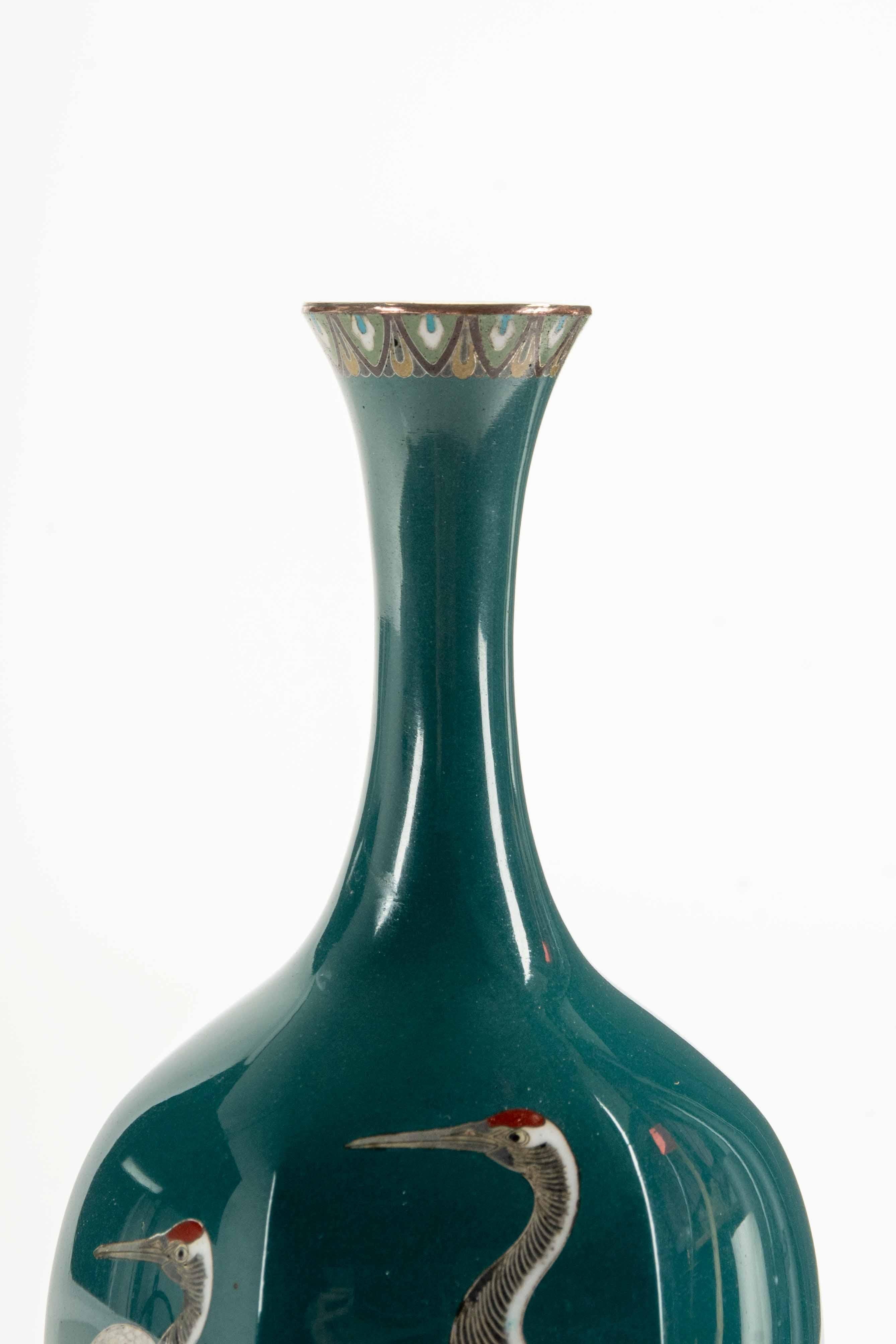 Cloissoné A cloisonné vase depicting three Manchurian cranes on a turquoise ground For Sale