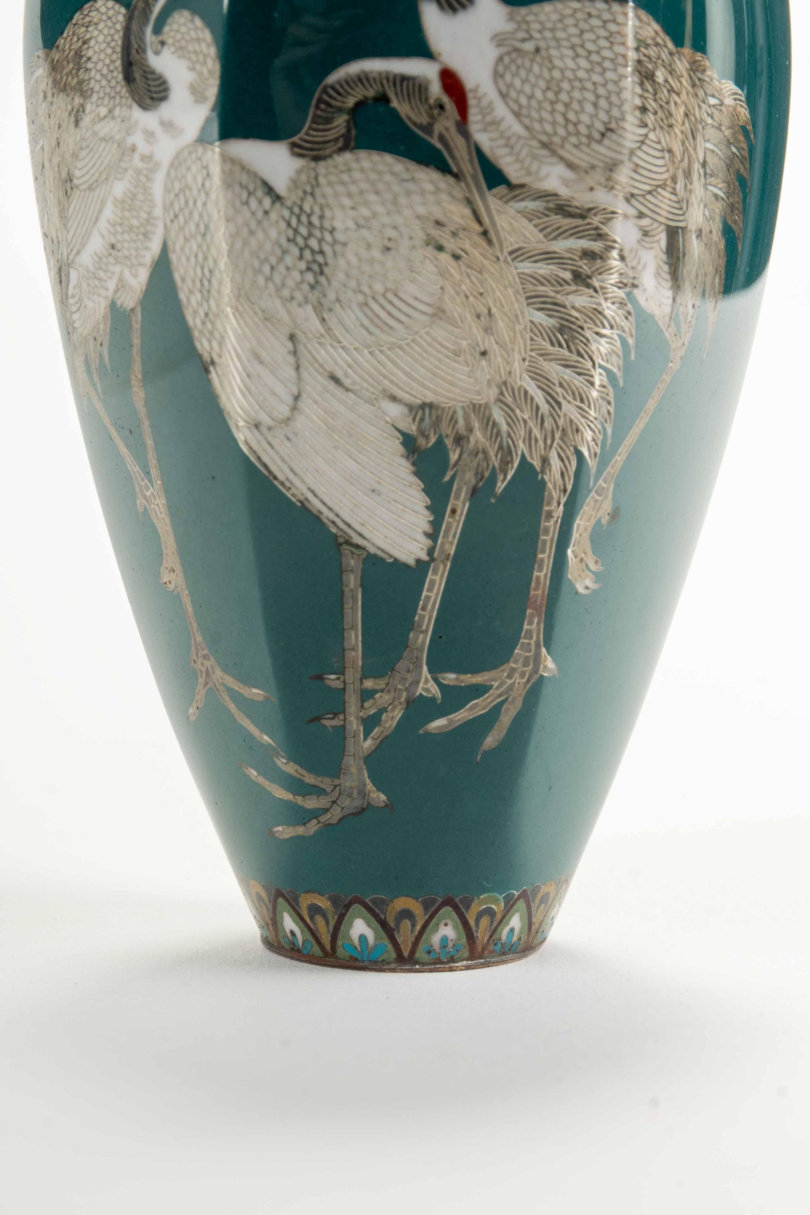 A cloisonné vase depicting three Manchurian cranes on a turquoise ground In Excellent Condition For Sale In Milano, IT
