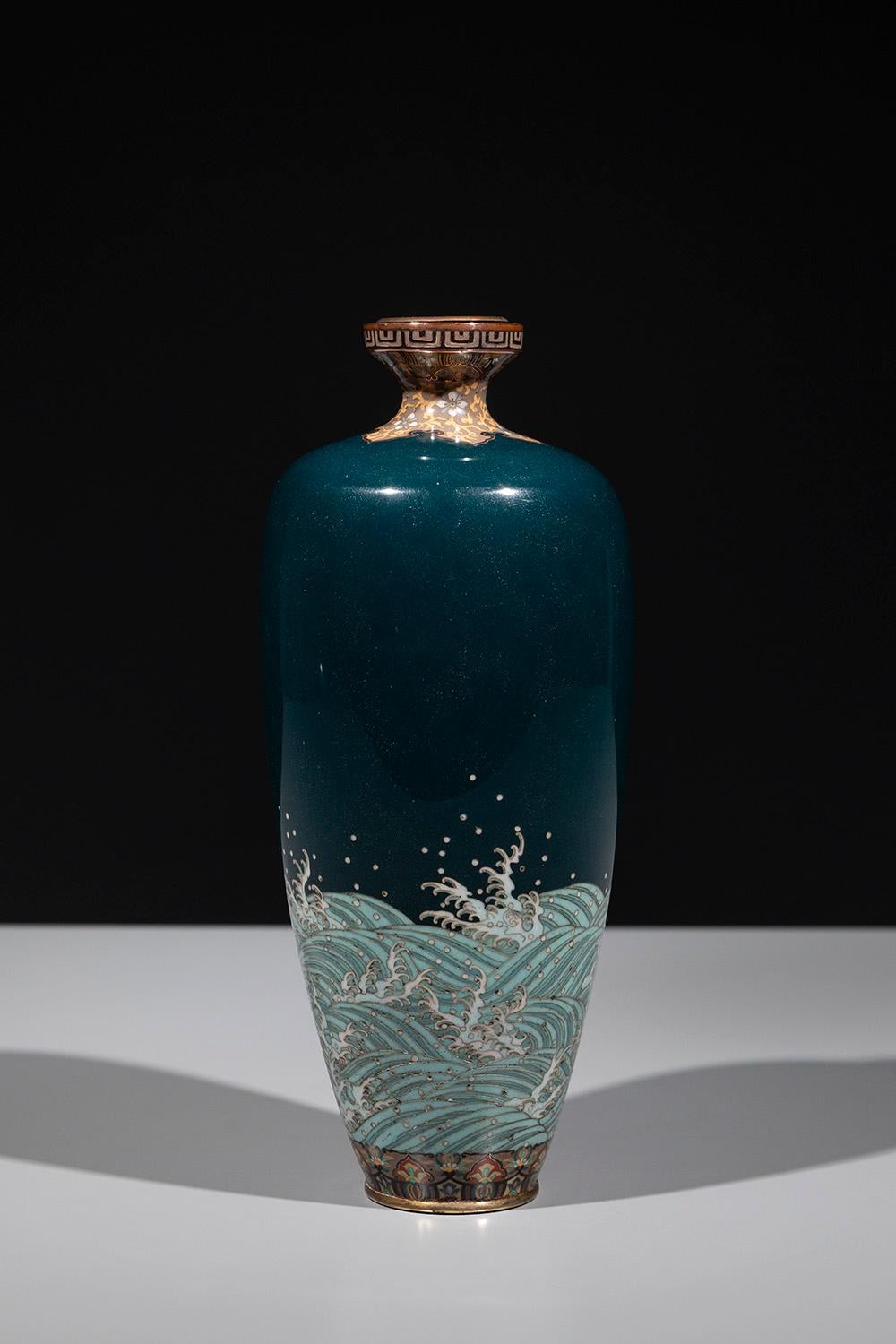 Japonais Vase cloisonné sur fond vert représentant un aigle sur un rocher en vente