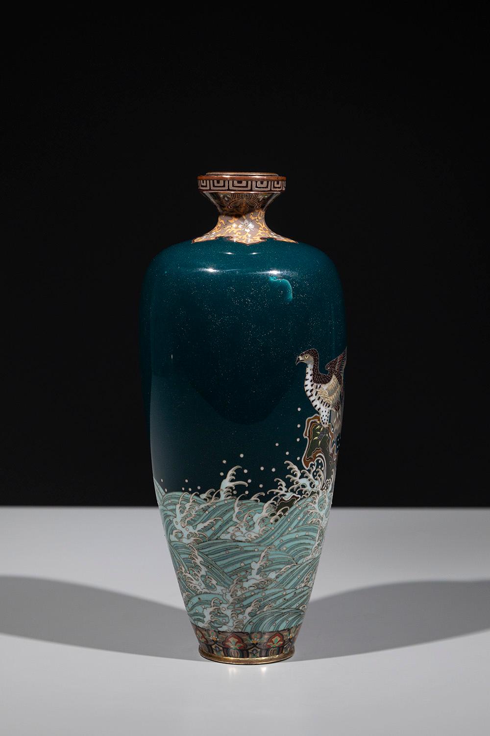 Cloisonné Vase cloisonné sur fond vert représentant un aigle sur un rocher en vente