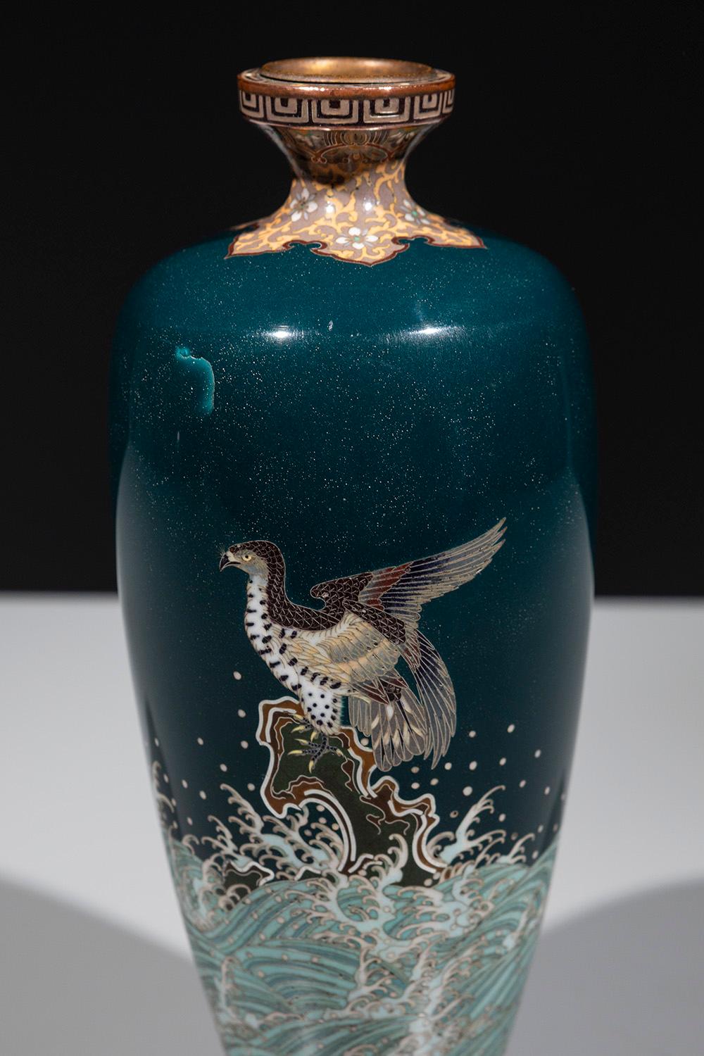 Vase cloisonné sur fond vert représentant un aigle sur un rocher Bon état - En vente à Milano, IT