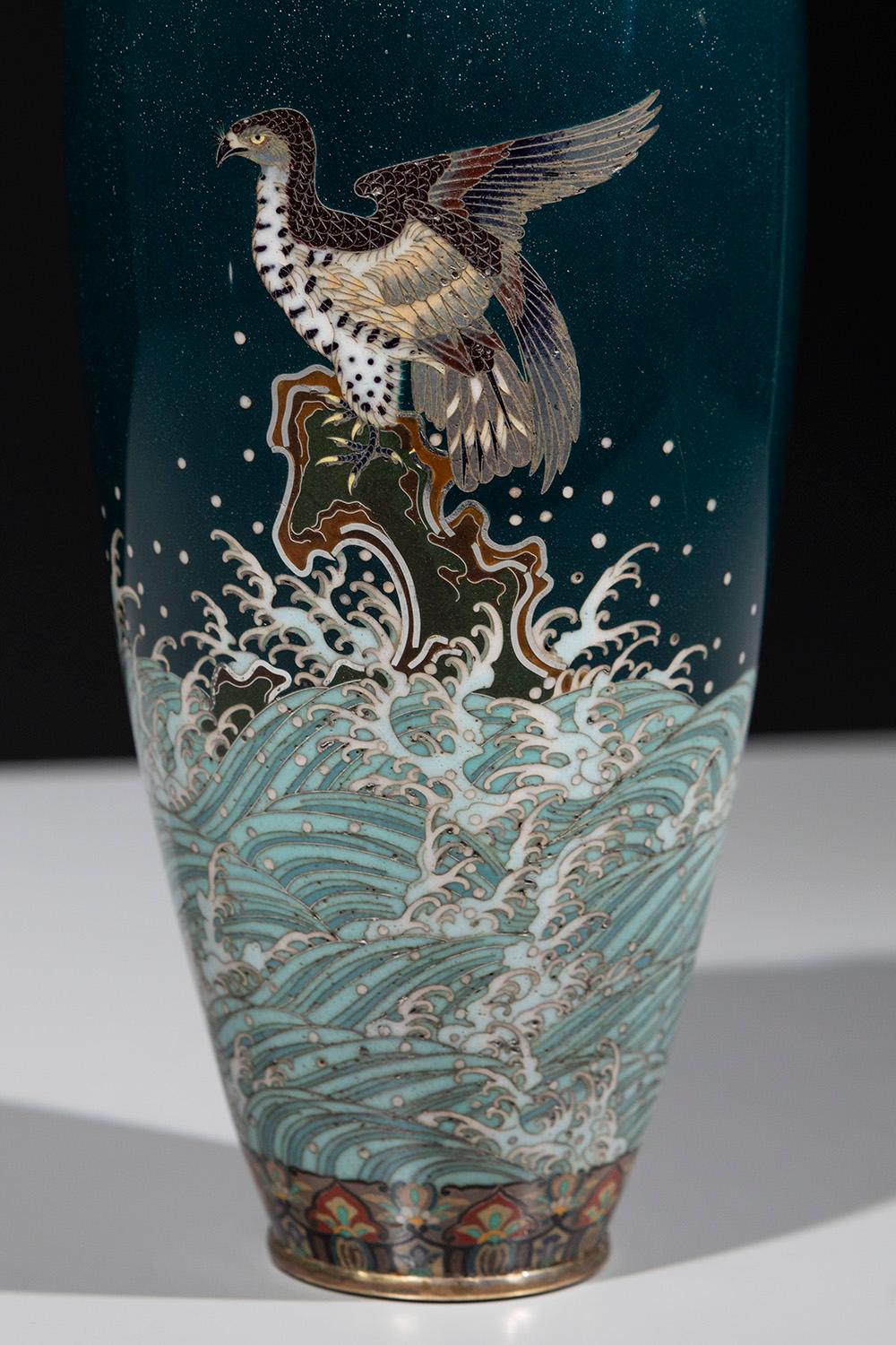 XIXe siècle Vase cloisonné sur fond vert représentant un aigle sur un rocher en vente