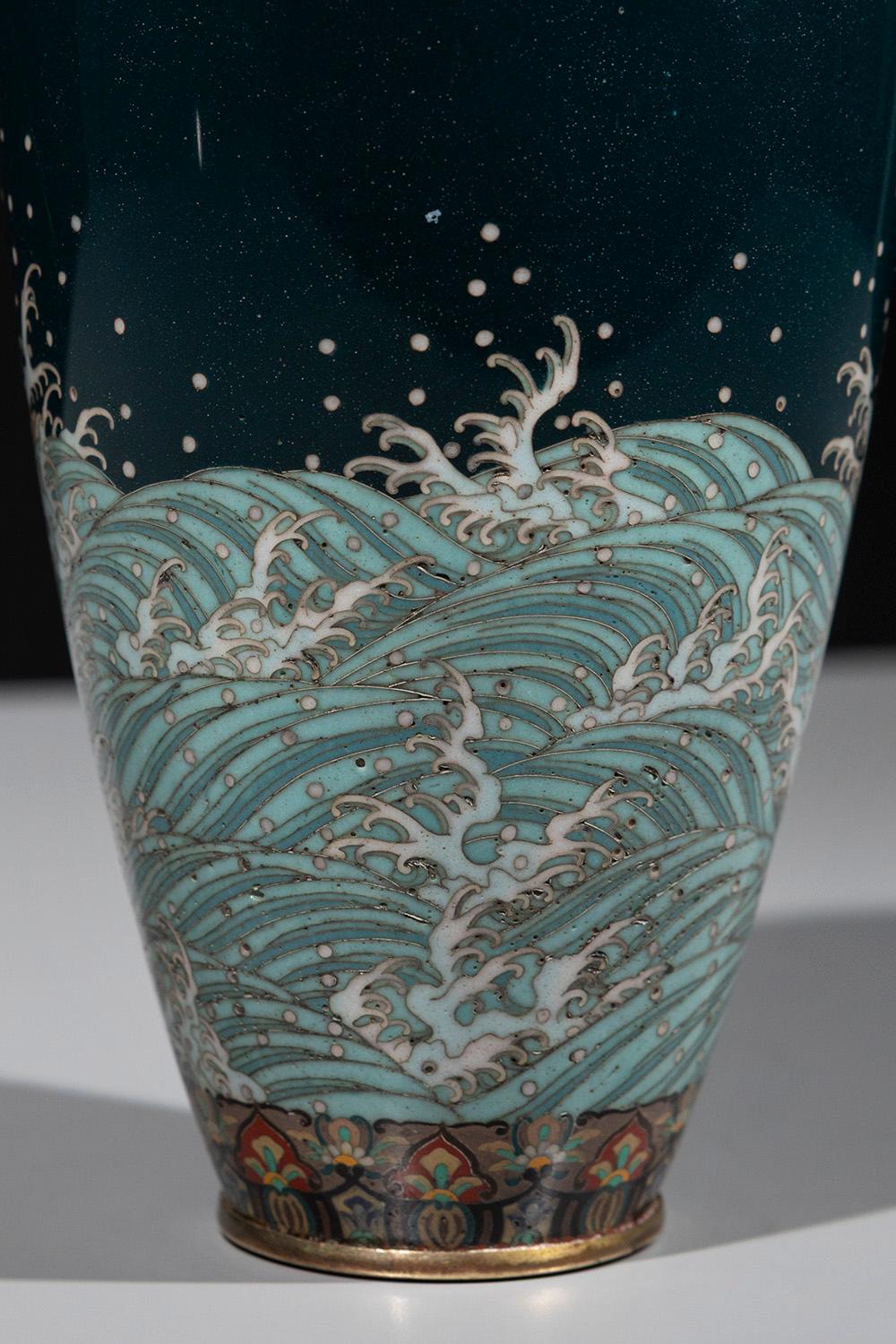 Émail Vase cloisonné sur fond vert représentant un aigle sur un rocher en vente