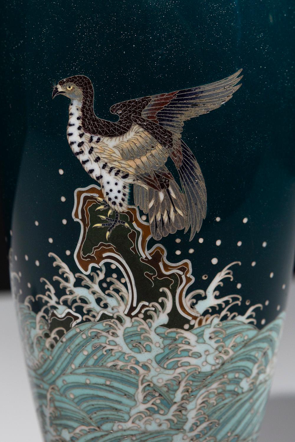 Vase cloisonné sur fond vert représentant un aigle sur un rocher en vente 1