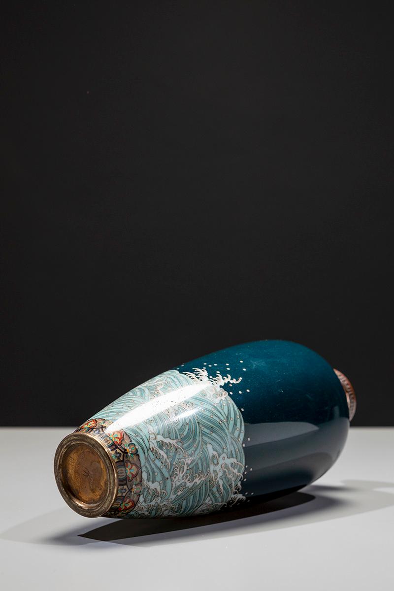 Vase cloisonné sur fond vert représentant un aigle sur un rocher en vente 2