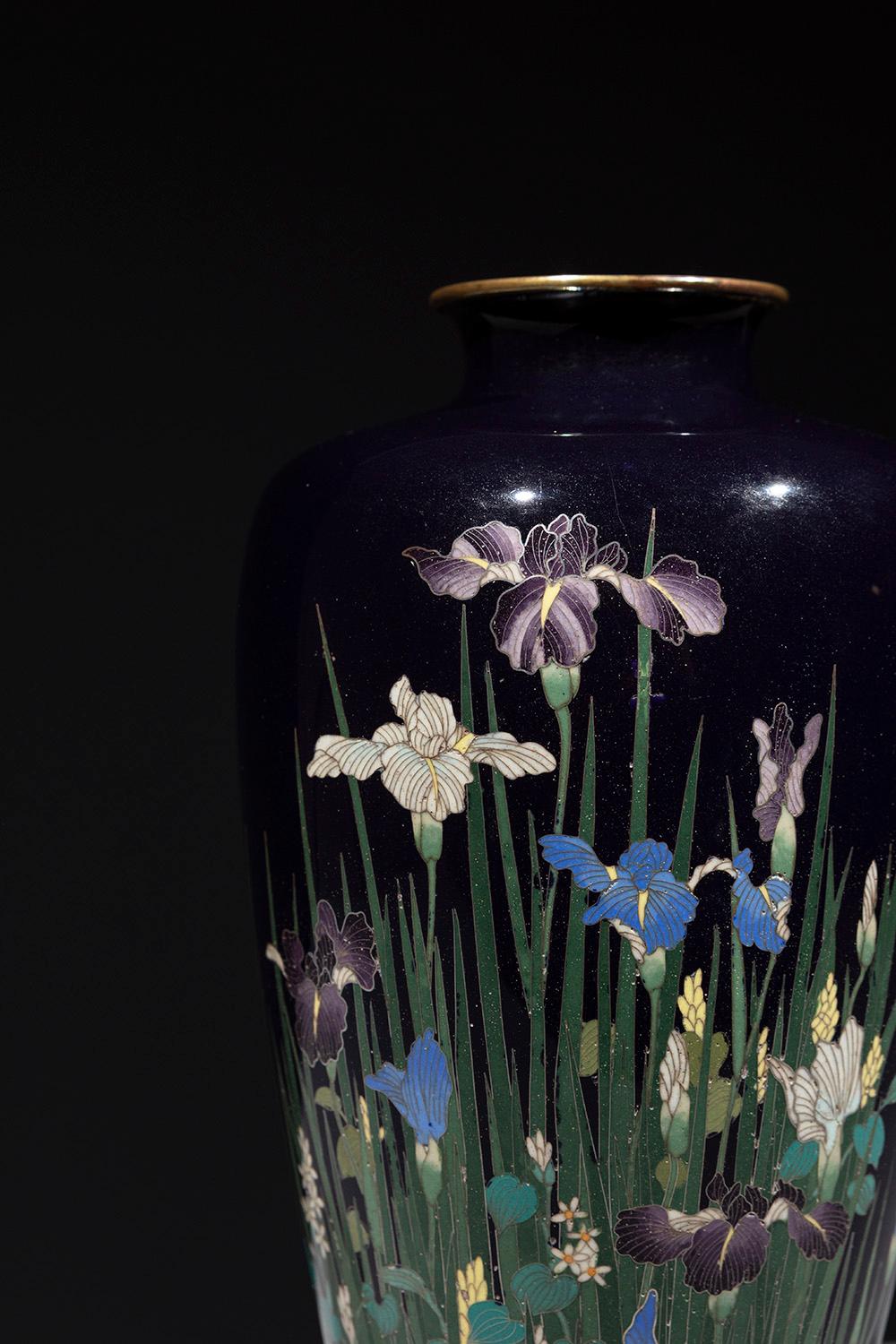 Japanese A cloisonné vase with a composition of irises and aquatic plants in vendita