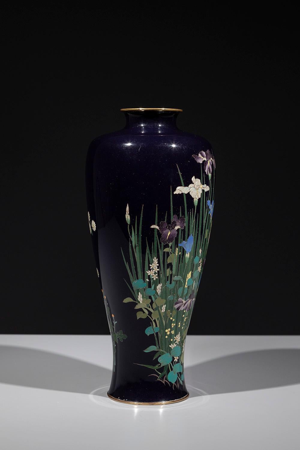 Cloisonné A cloisonné vase with a composition of irises and aquatic plants in vendita