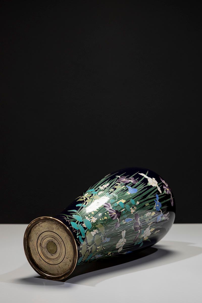 19th Century A cloisonné vase with a composition of irises and aquatic plants in vendita