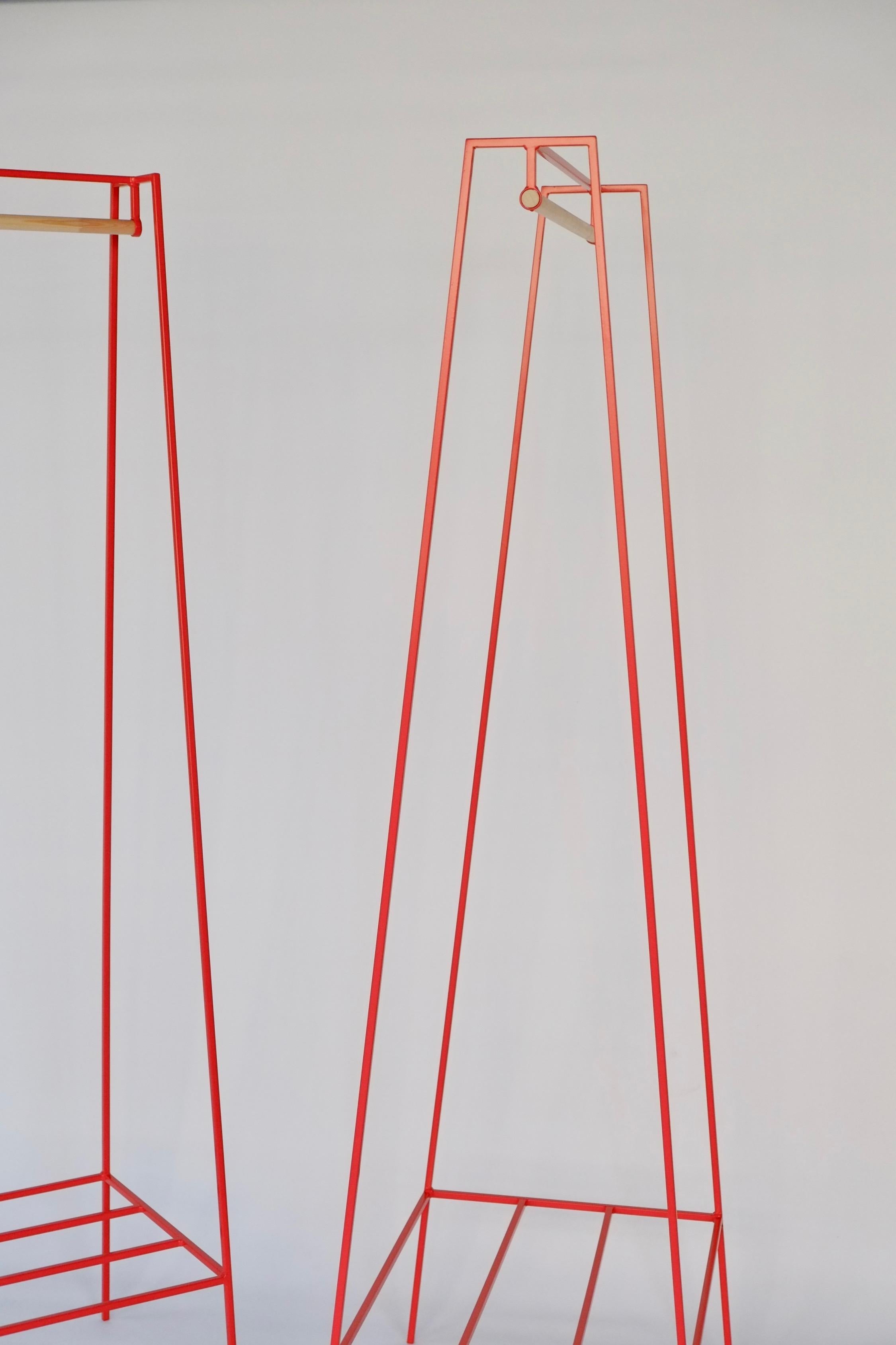 Kleiderstange „A“ in Rot mit Kiefernholzstange (Britisch) im Angebot