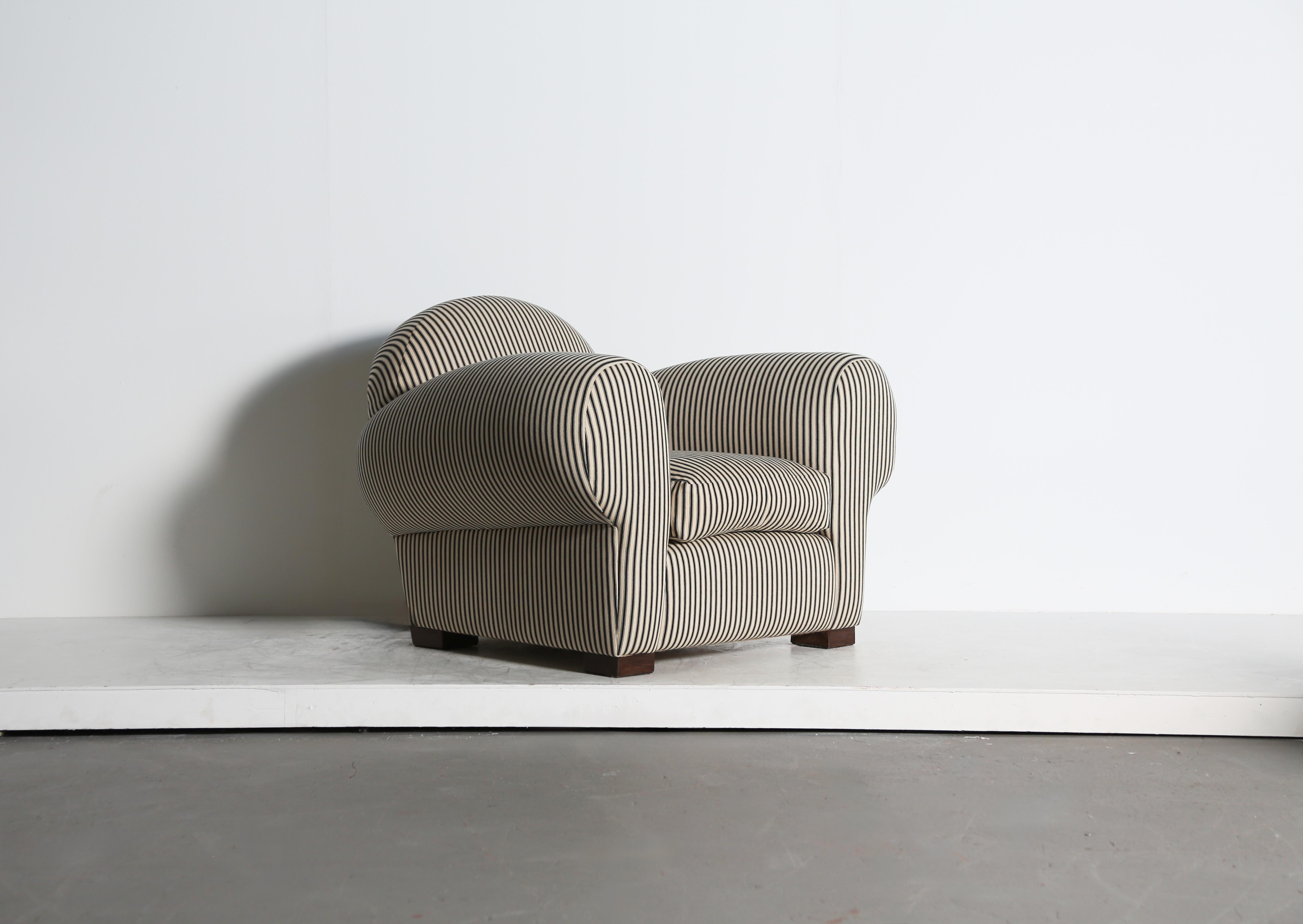 A Clubsessel, gepolstert mit gestreiftem Stoff im Angebot 3
