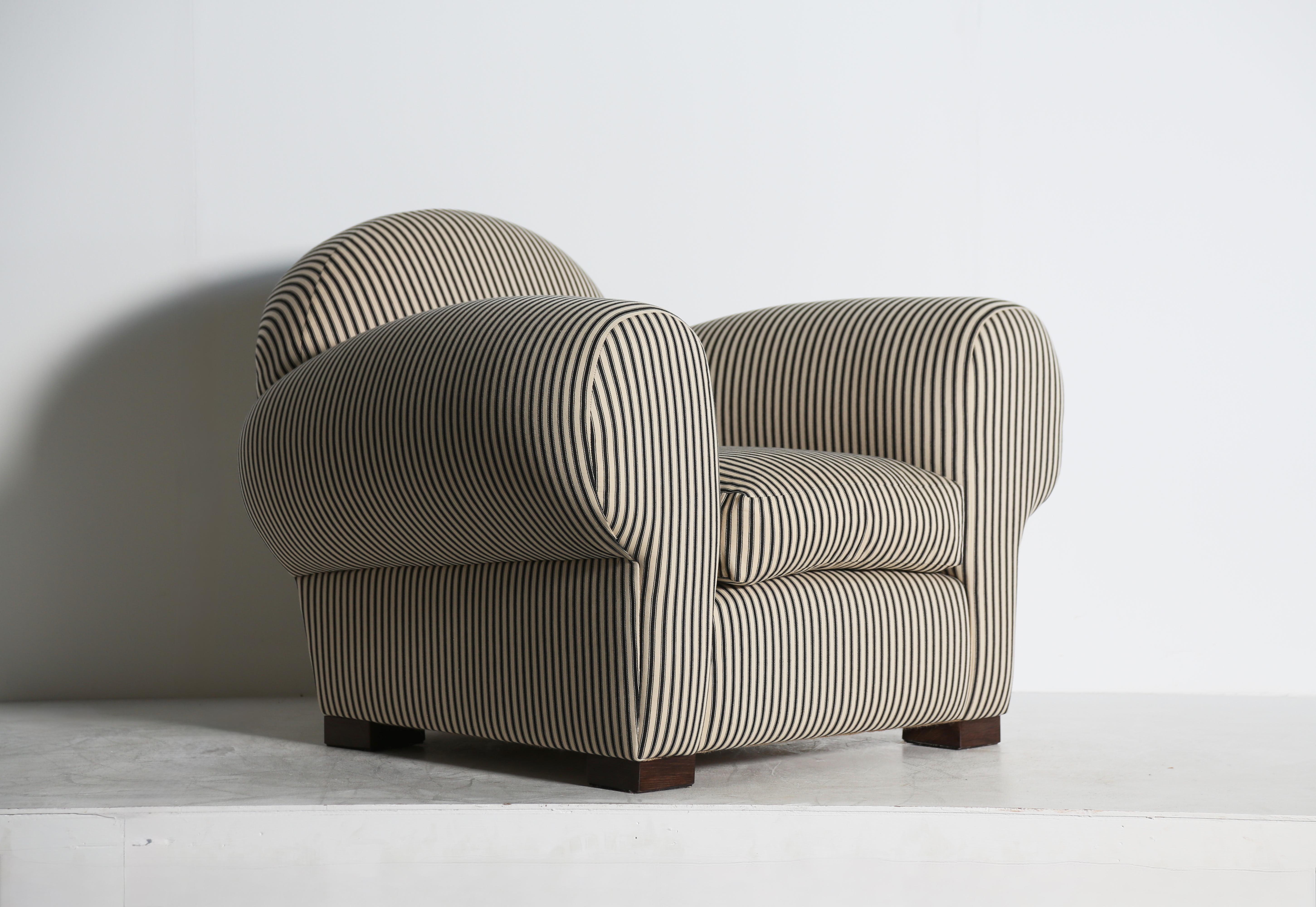 A Clubsessel, gepolstert mit gestreiftem Stoff im Angebot 4
