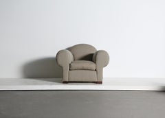 Una sedia Club, rivestita in tessuto a righe