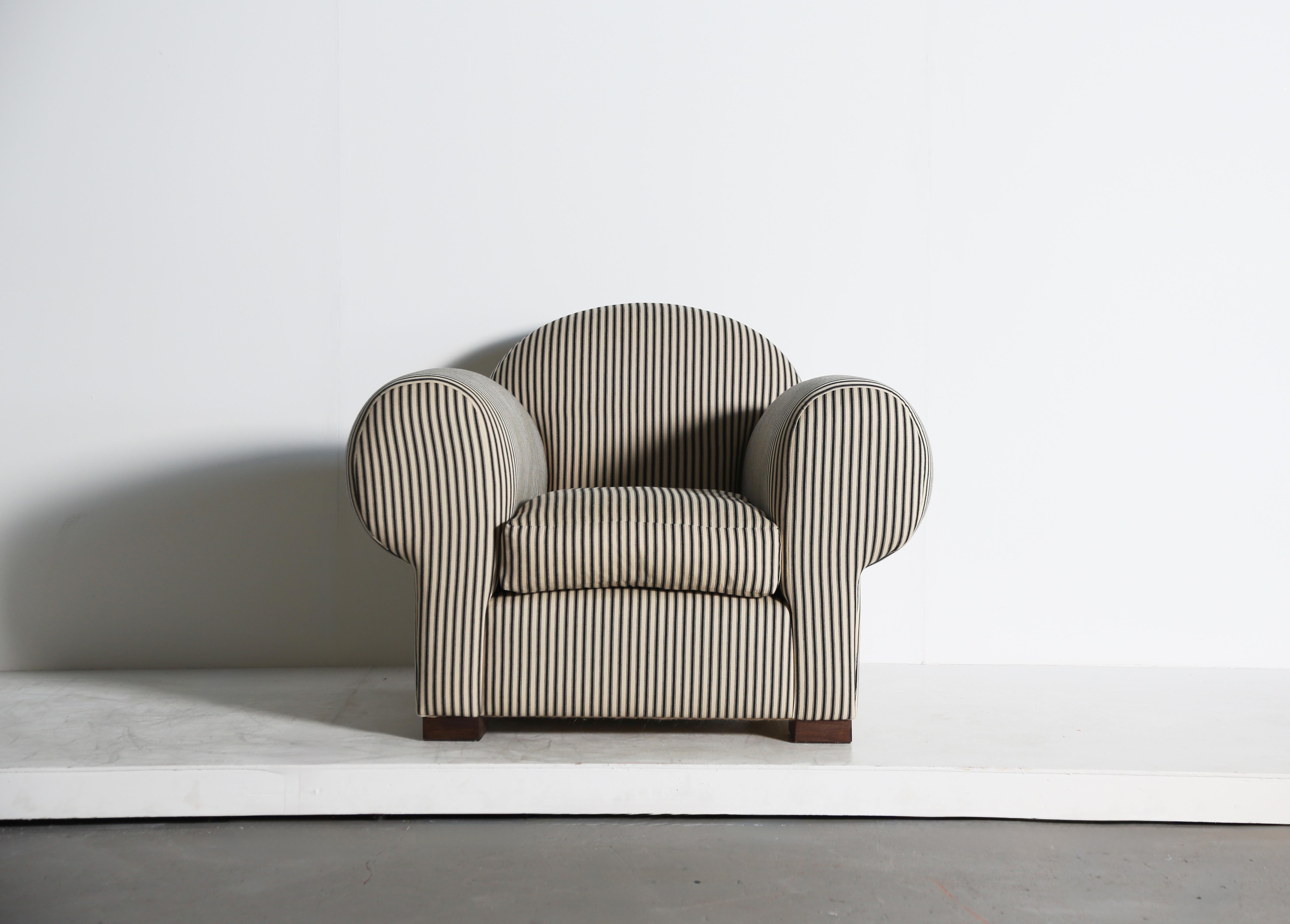 A Clubsessel, gepolstert mit gestreiftem Stoff (Art déco) im Angebot