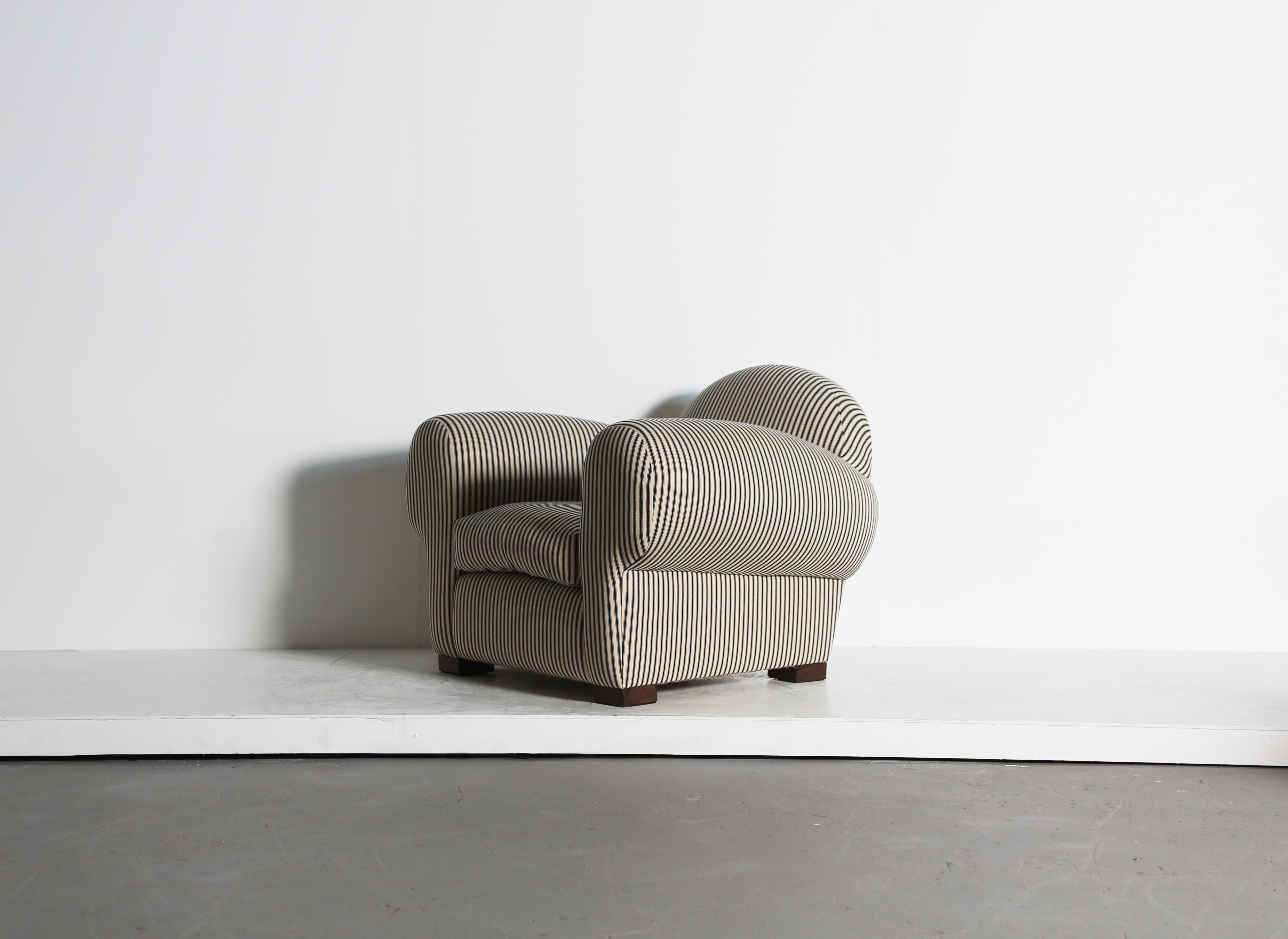 A Clubsessel, gepolstert mit gestreiftem Stoff (Britisch) im Angebot