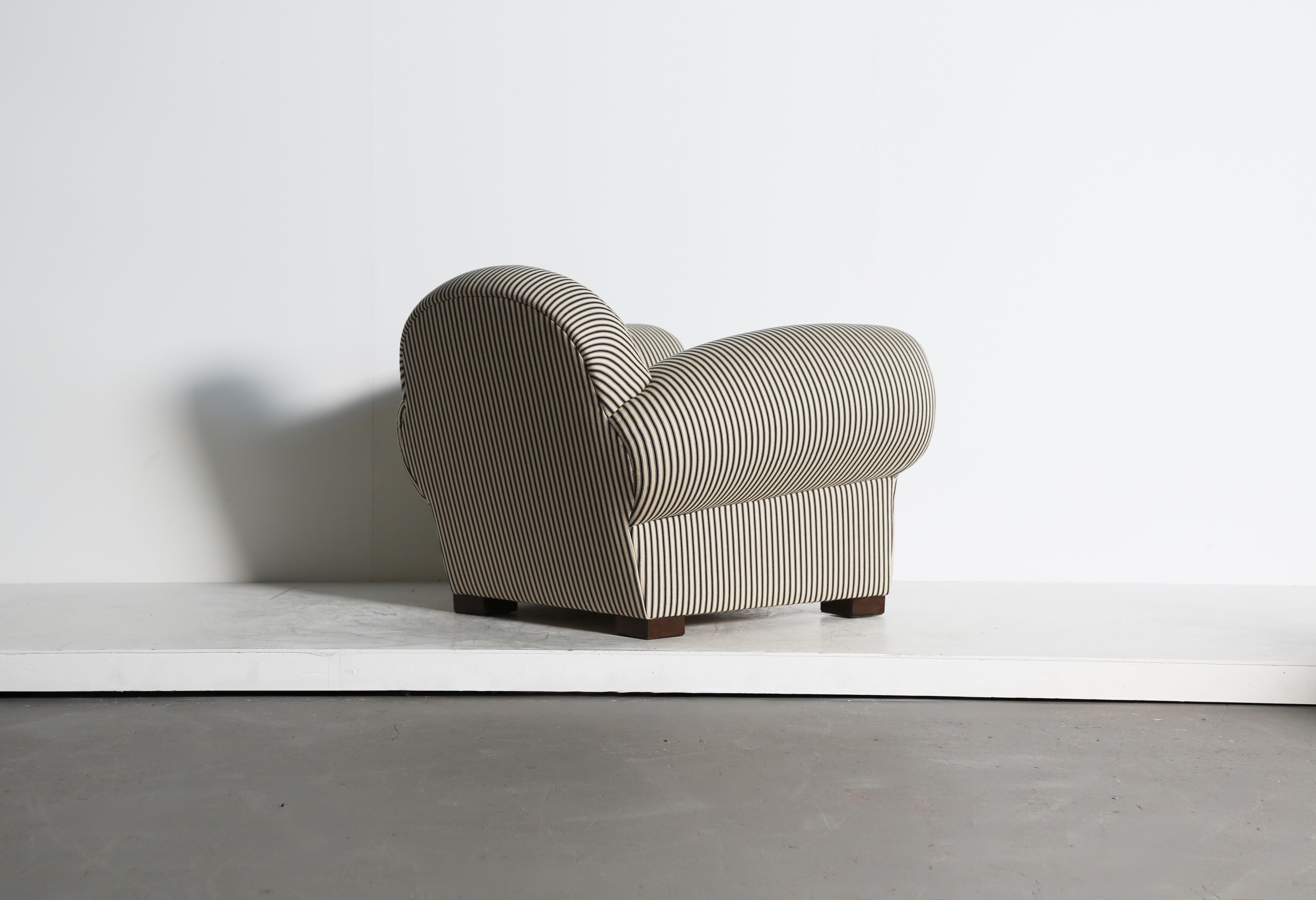 A Clubsessel, gepolstert mit gestreiftem Stoff im Angebot 1