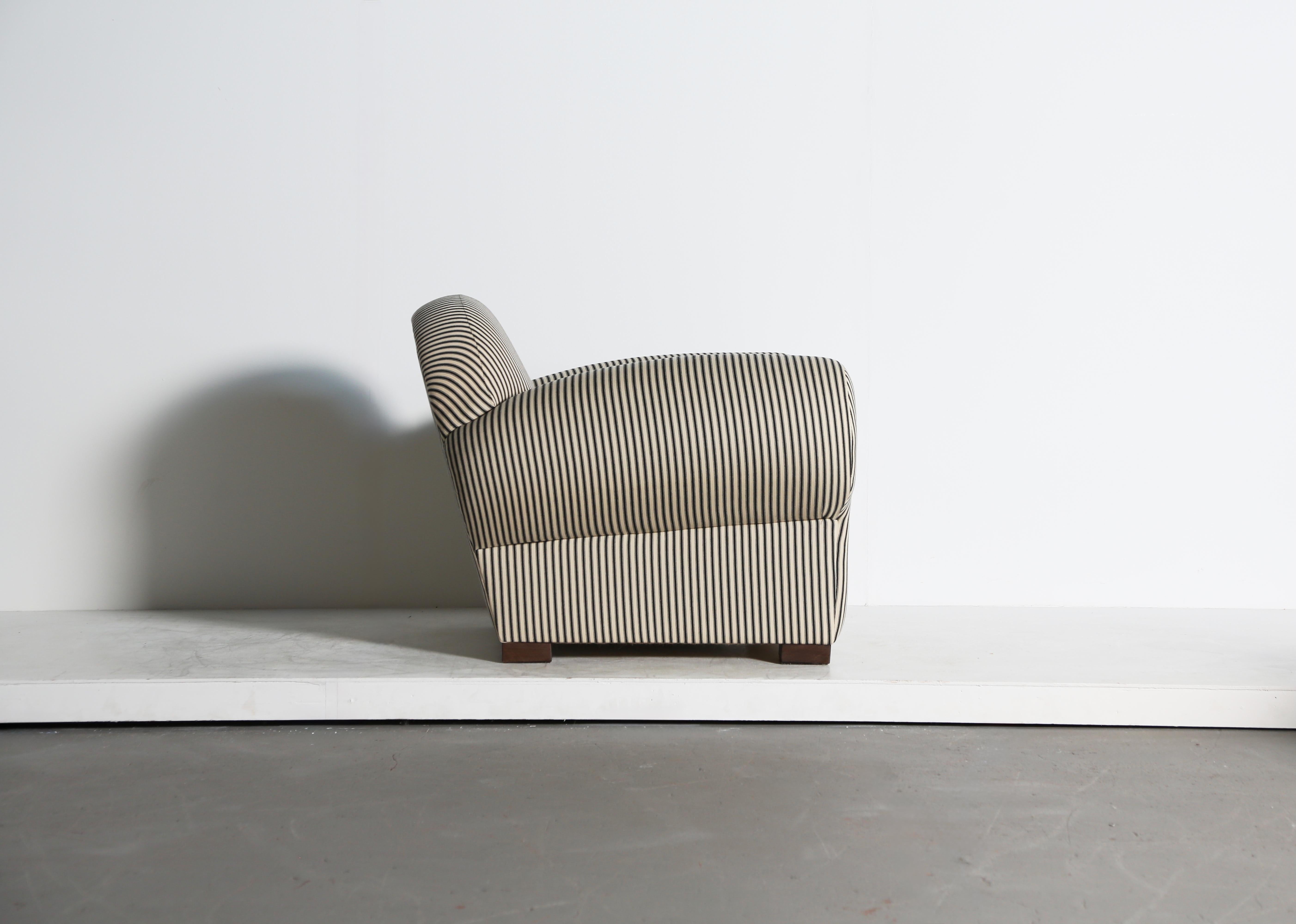 A Clubsessel, gepolstert mit gestreiftem Stoff im Angebot 2