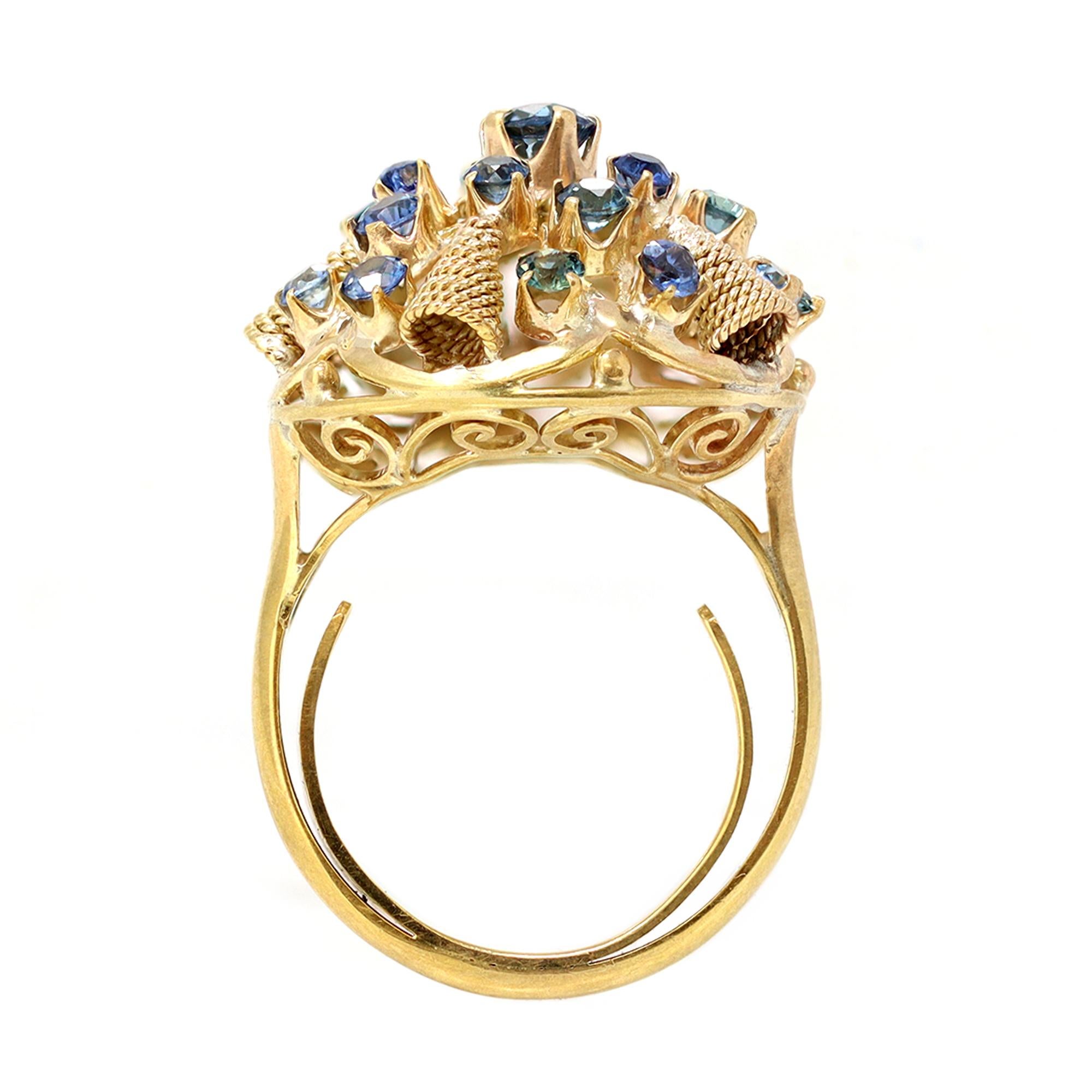 Un insolito anello a cupola con zaffiro a grappolo vintage in oro giallo 14 carati. Il peso stimato degli zaffiri tondi sfaccettati è di 2,20 carati con un colore azzurro uniforme. Il peso lordo è di 5,4 grammi. Veste una taglia 5¼.