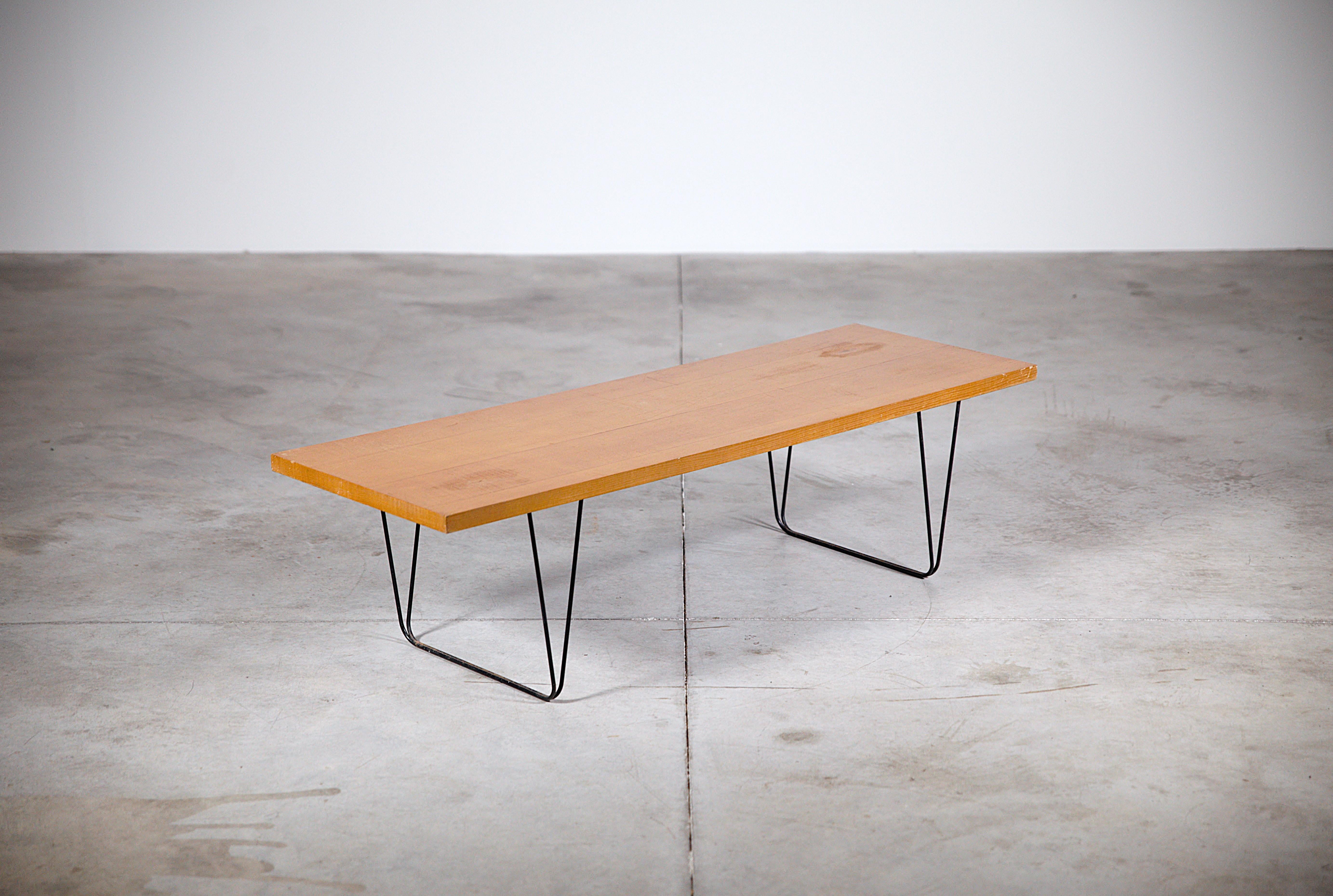 Table basse simple de Pierre Paulin France 1960s.

Modèle : CM 191
Editeur : Thonet

Bois de frêne plaqué et métal laqué noir.

Rapport : deux taches sur le dessus (voir les photos).
