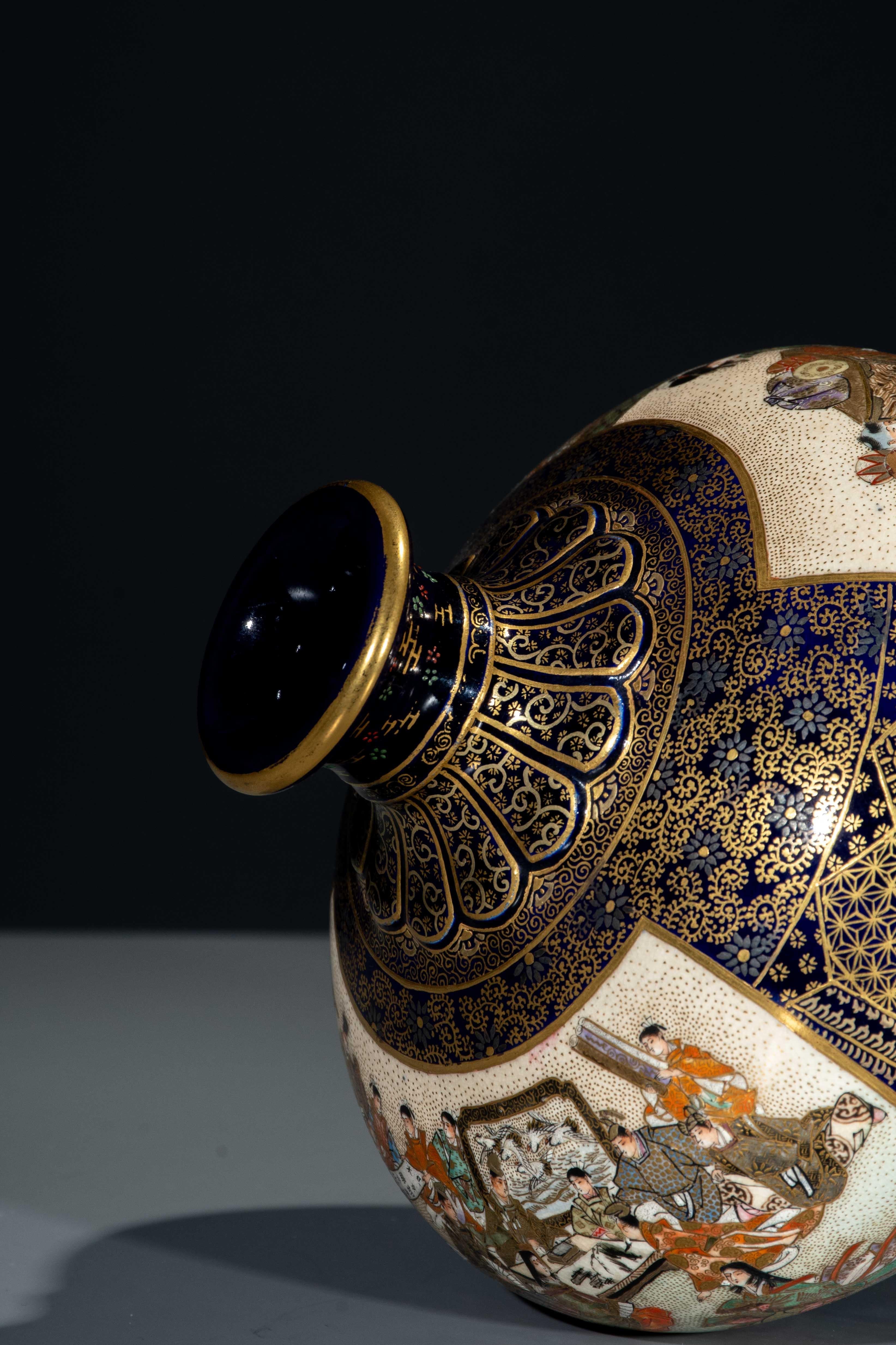 A cobalt-blue Satsuma vase depicting courtly scenes, signed Kinkozan In Excellent Condition For Sale In Milano, IT