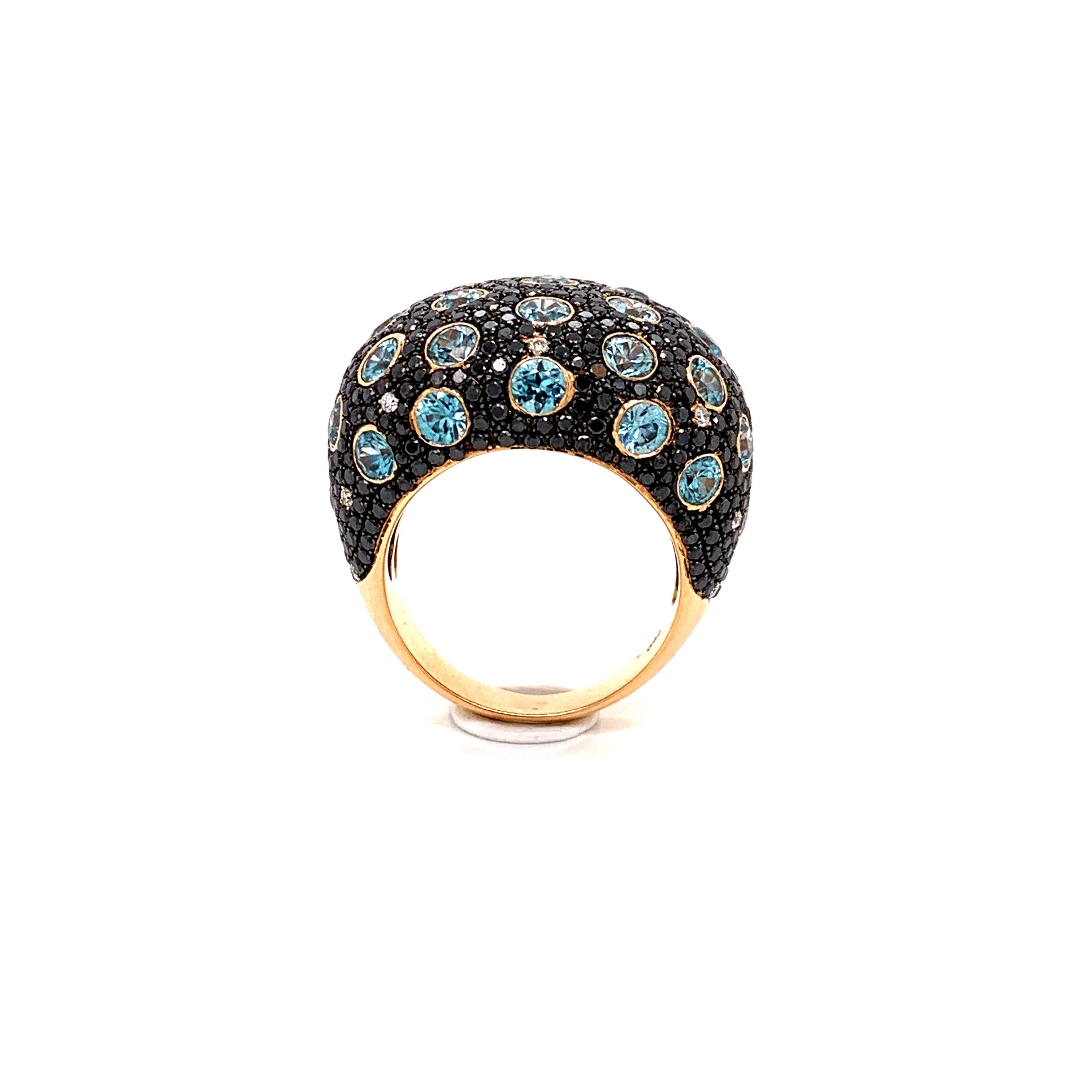 Si tratta di un anello di grande effetto, progettato con diamanti neri di 2,88 carati e con 6,32 carati di zirconi blu, accentuati da 0,13 carati di diamanti bianchi brillanti per contrasto.
È incastonato in oro rosa e pesa 11,75 grammi.
