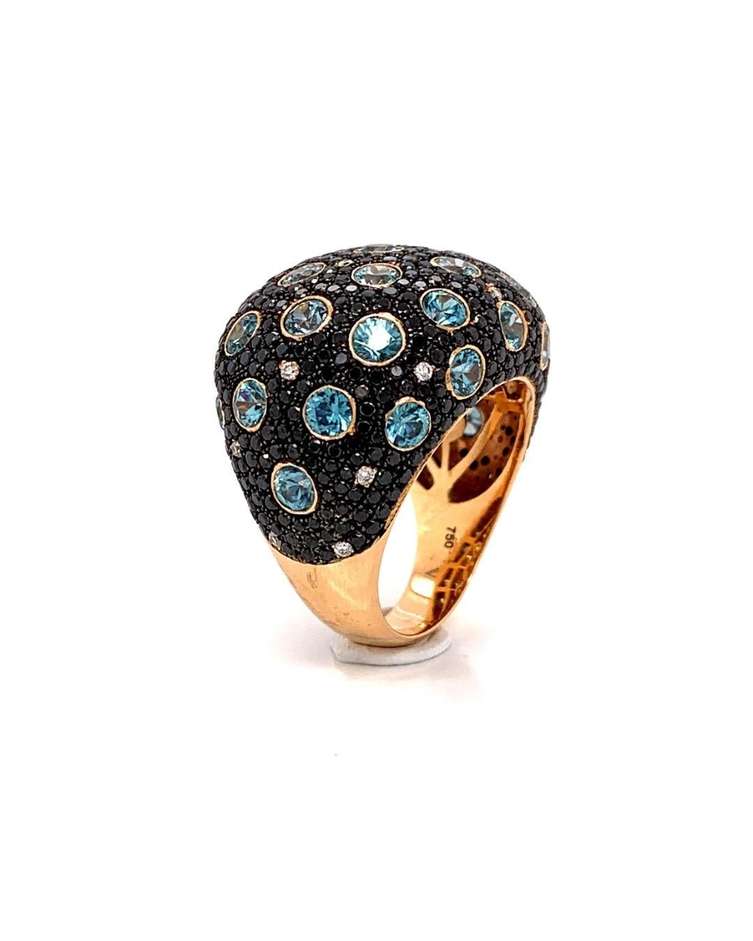 Taglio rotondo Un anello da cocktail con diamanti neri e zircone blu in vendita