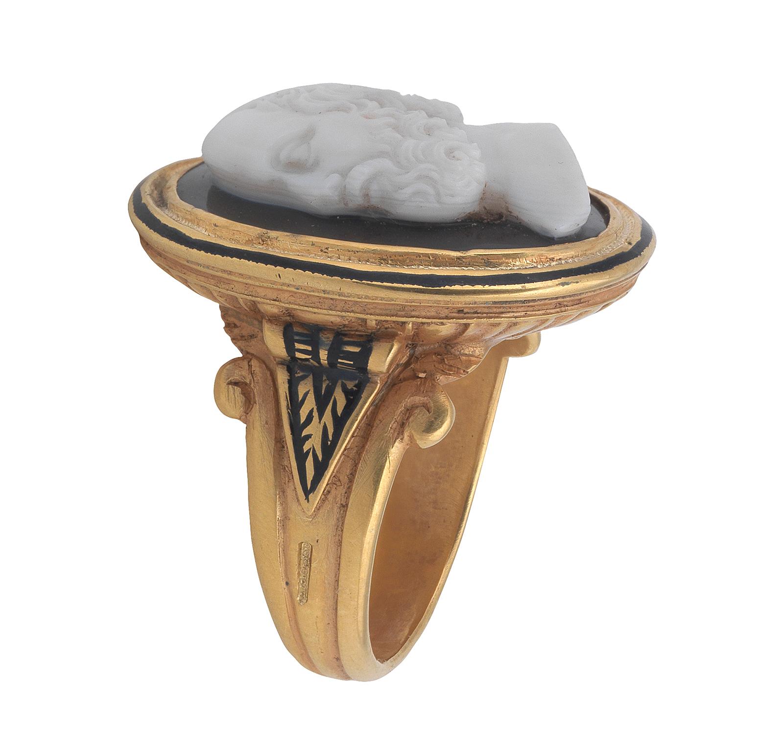A late 18th century agate cameo later mounted by Codognato, the oval cameo measiring 2,2cm x 1,9cm and depicting Platone in profile looking left, rub-over set in gold mount with black enamel decorations and tapering shoulders, cameo circa 1790, the