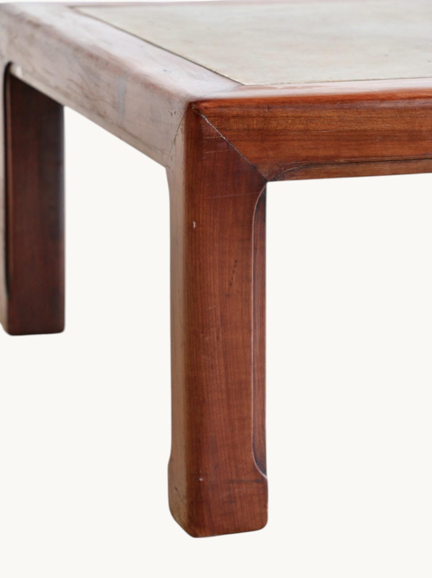Cette grande table a un plateau en céramique d'origine  et une belle base en acajou massif. France, années 1960.