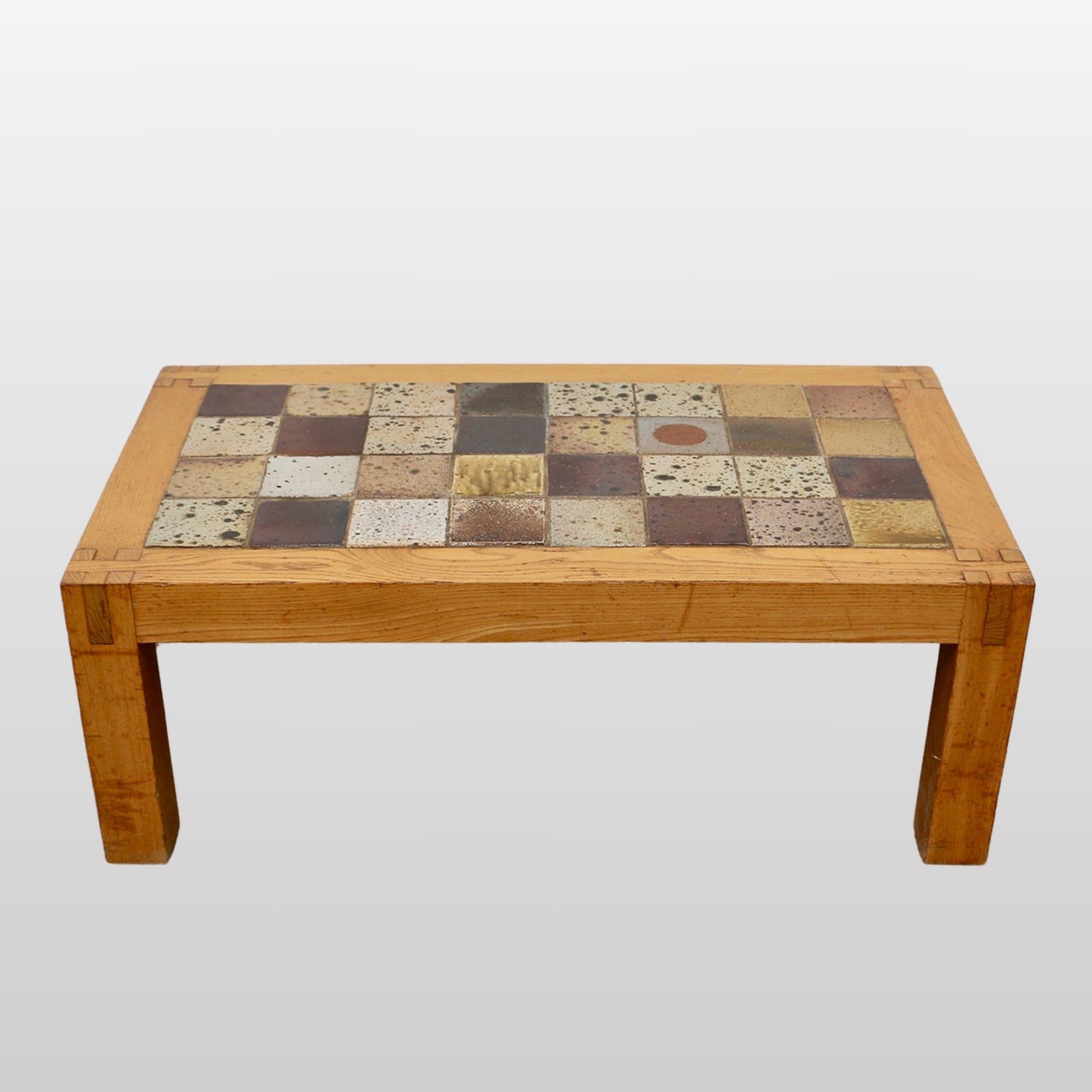 Una mesa de café de  Recupera la empresa en gres y base de olmo. Francia años 60.