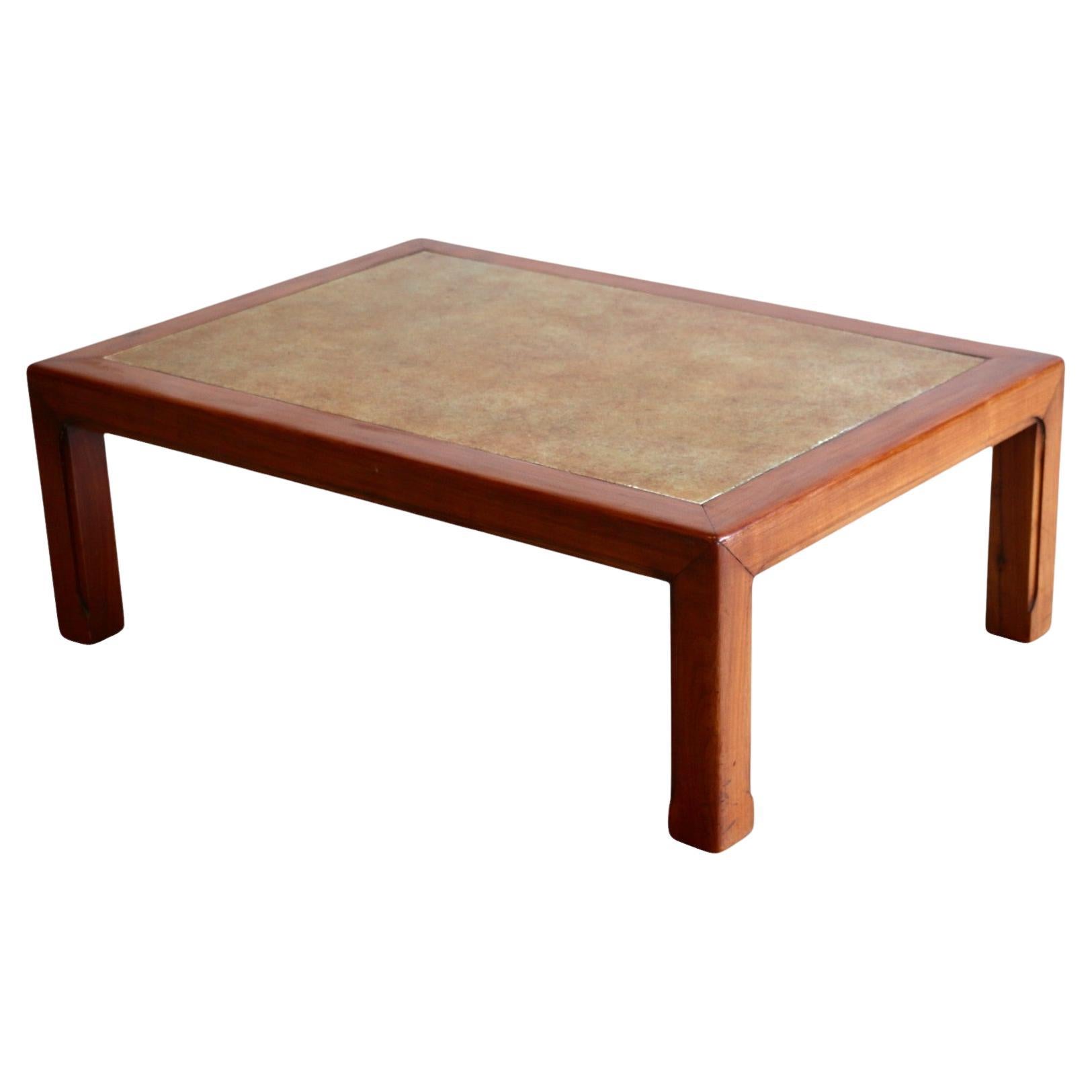 Une table basse. France années 60 en vente