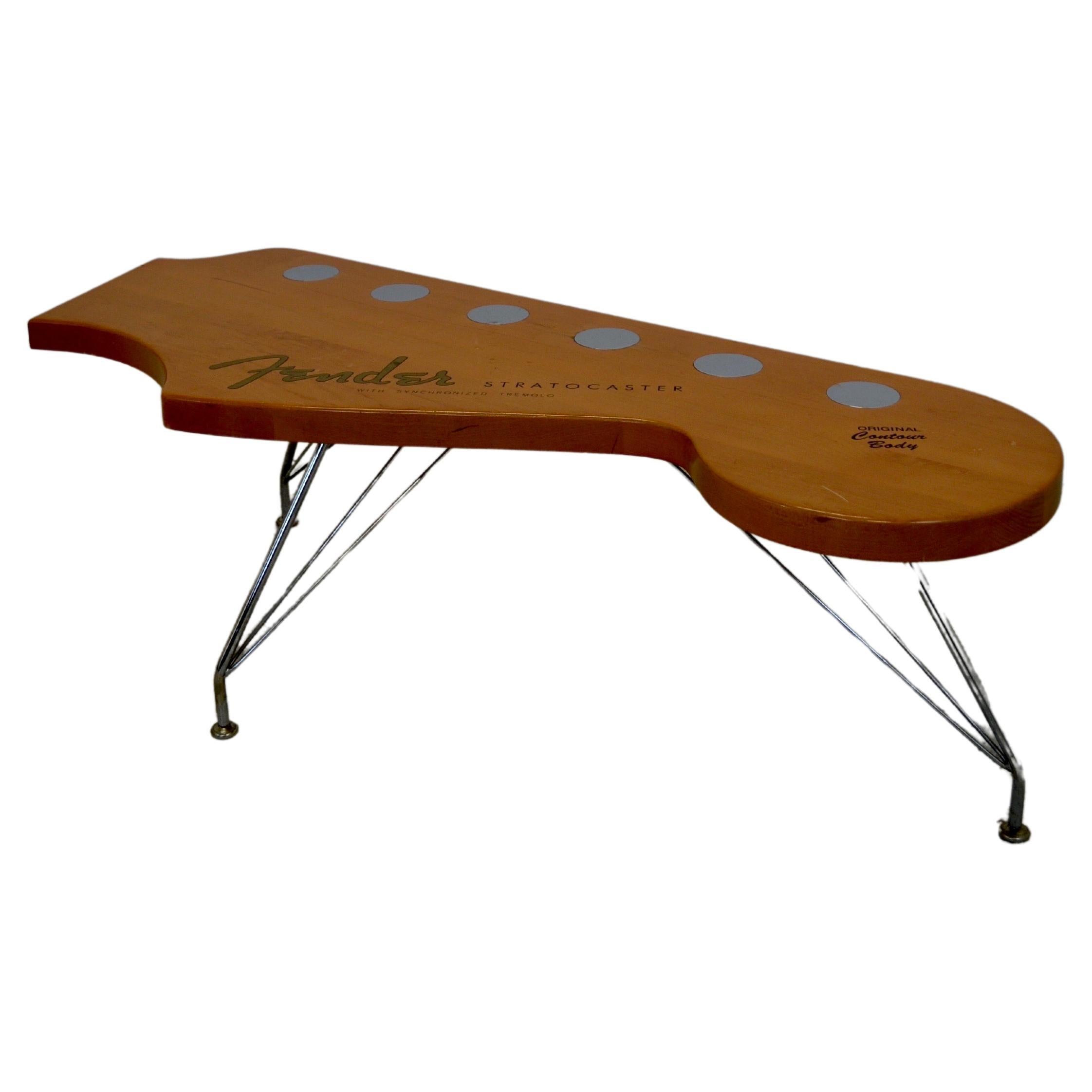 Une table basse en forme d'éperon de Stratocaster des années 2000