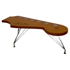 Mesa de centro con forma de cabezal de Fender Stratocaster años 2000