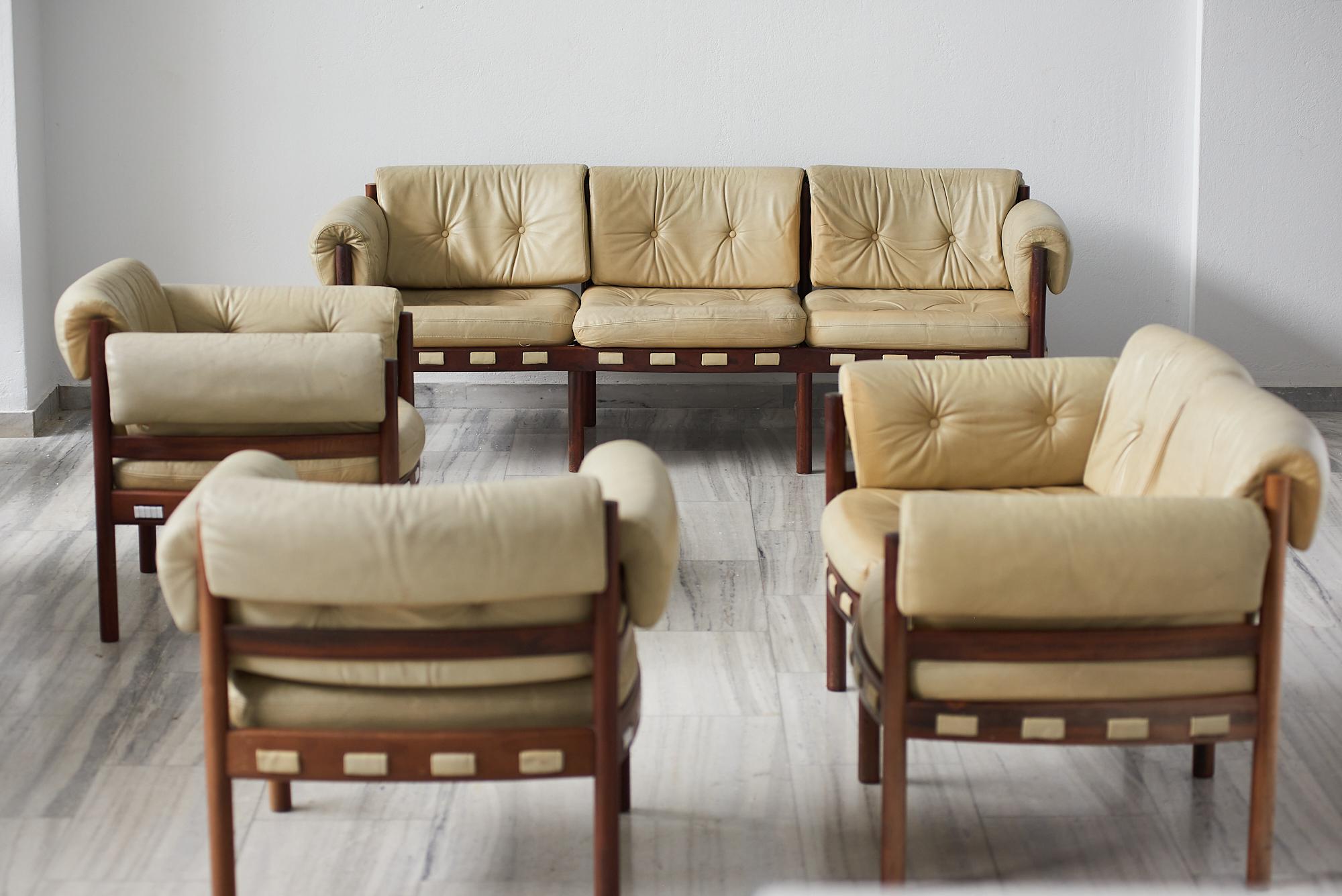 Un ensemble moderne du milieu du siècle pour le salon.
L'ensemble donne une touche de nostalgie et de chaleur
L'ensemble comprend : Deux fauteuils, un canapé 3 places et un canapé 2 places.
Dimensions :
Fauteuil : H71 x L77 X 74 CM
Canapé 3 places :