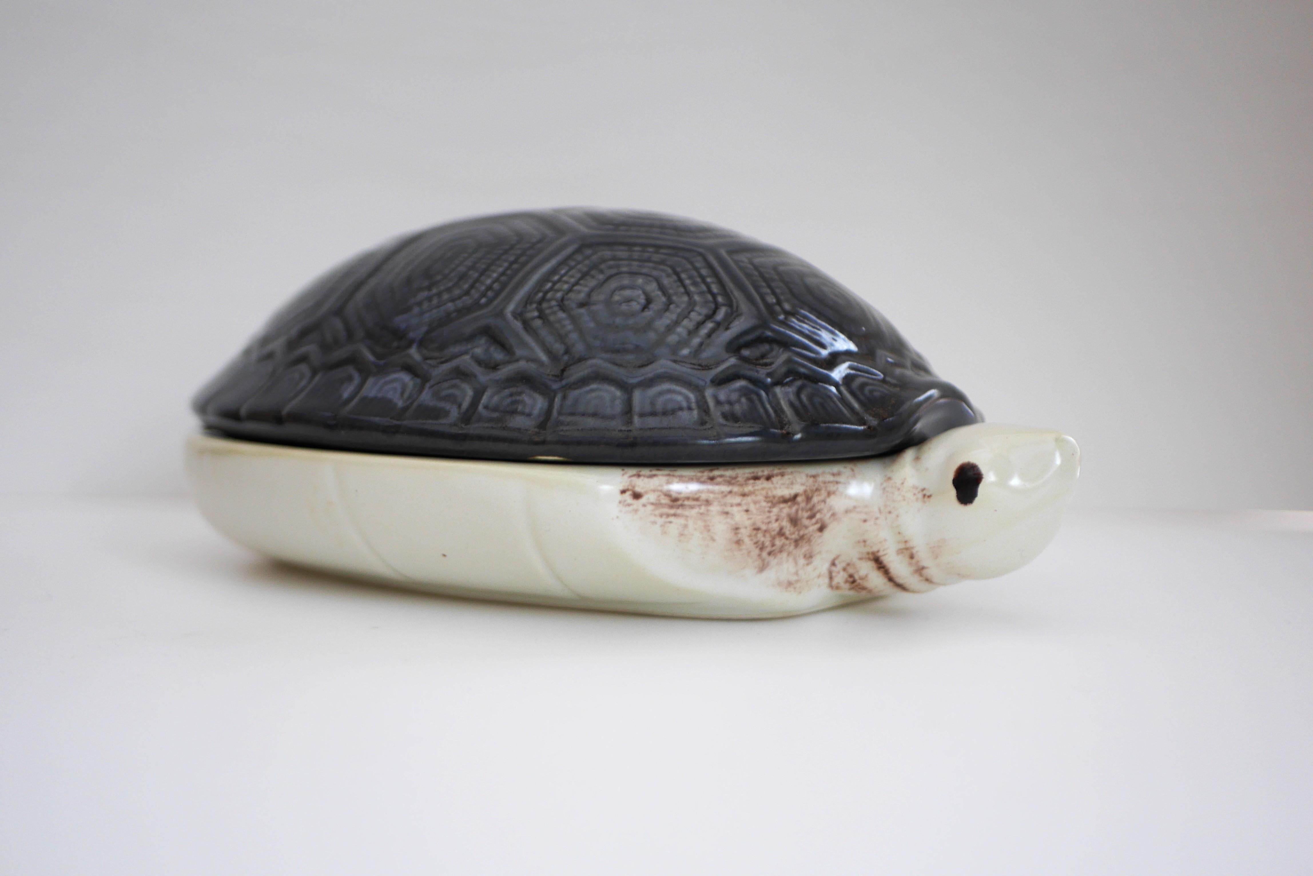A collectable French Majolica Turtle Tureen by Michel Caugant In Good Condition For Sale In Skarpnäck, SE