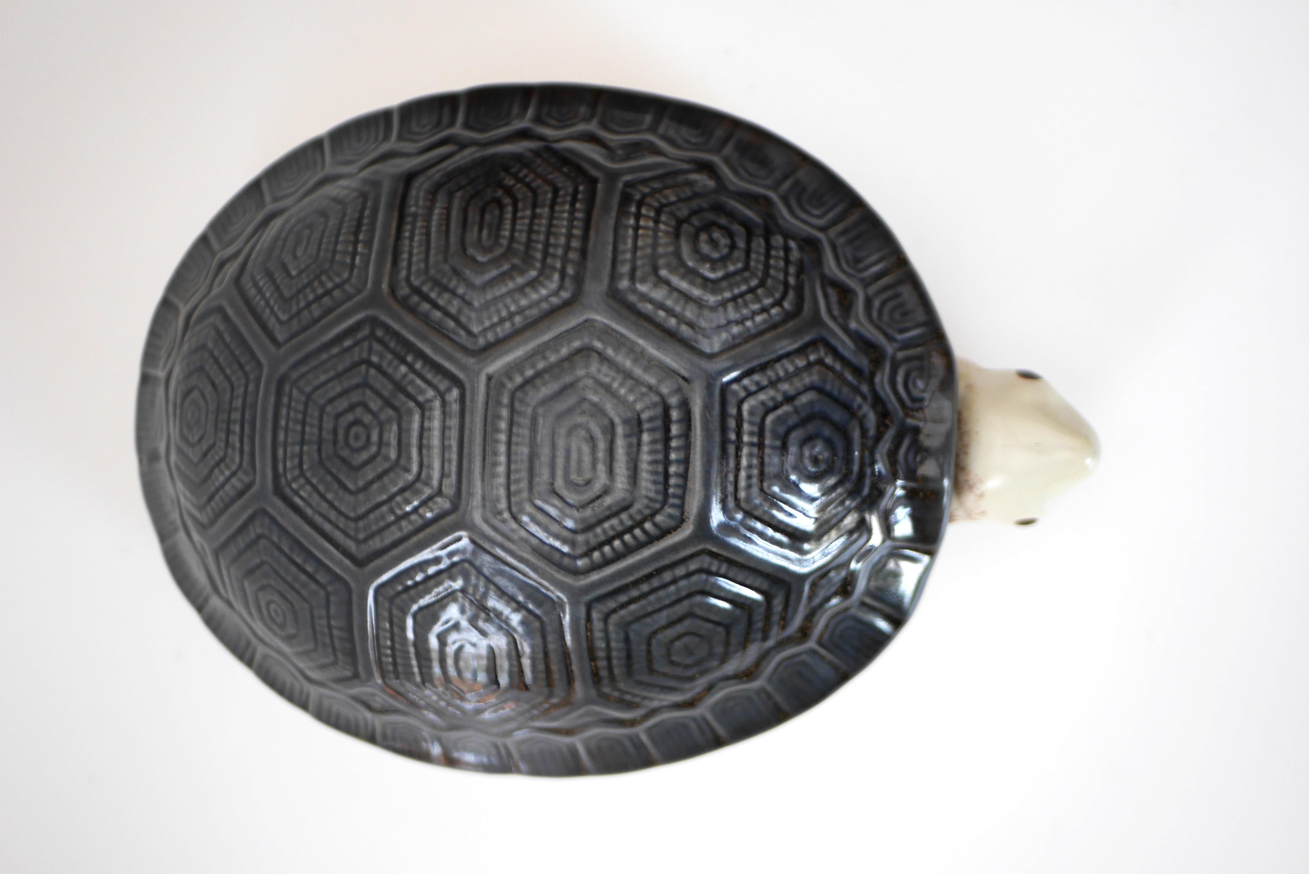 Céramique Soupière à tortue de collection en majolique française de Michel Caugant en vente