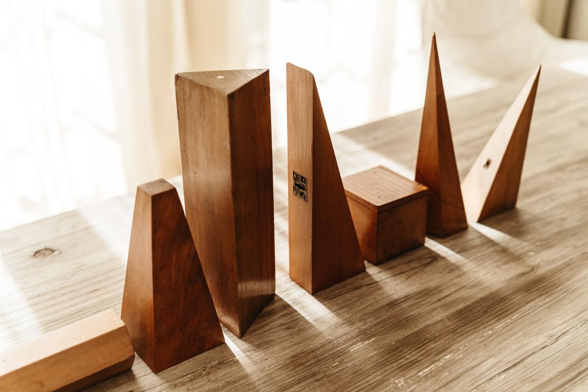 Eine Kollektion von 12 geometrischen Formen aus Eschenholz  im Angebot 5