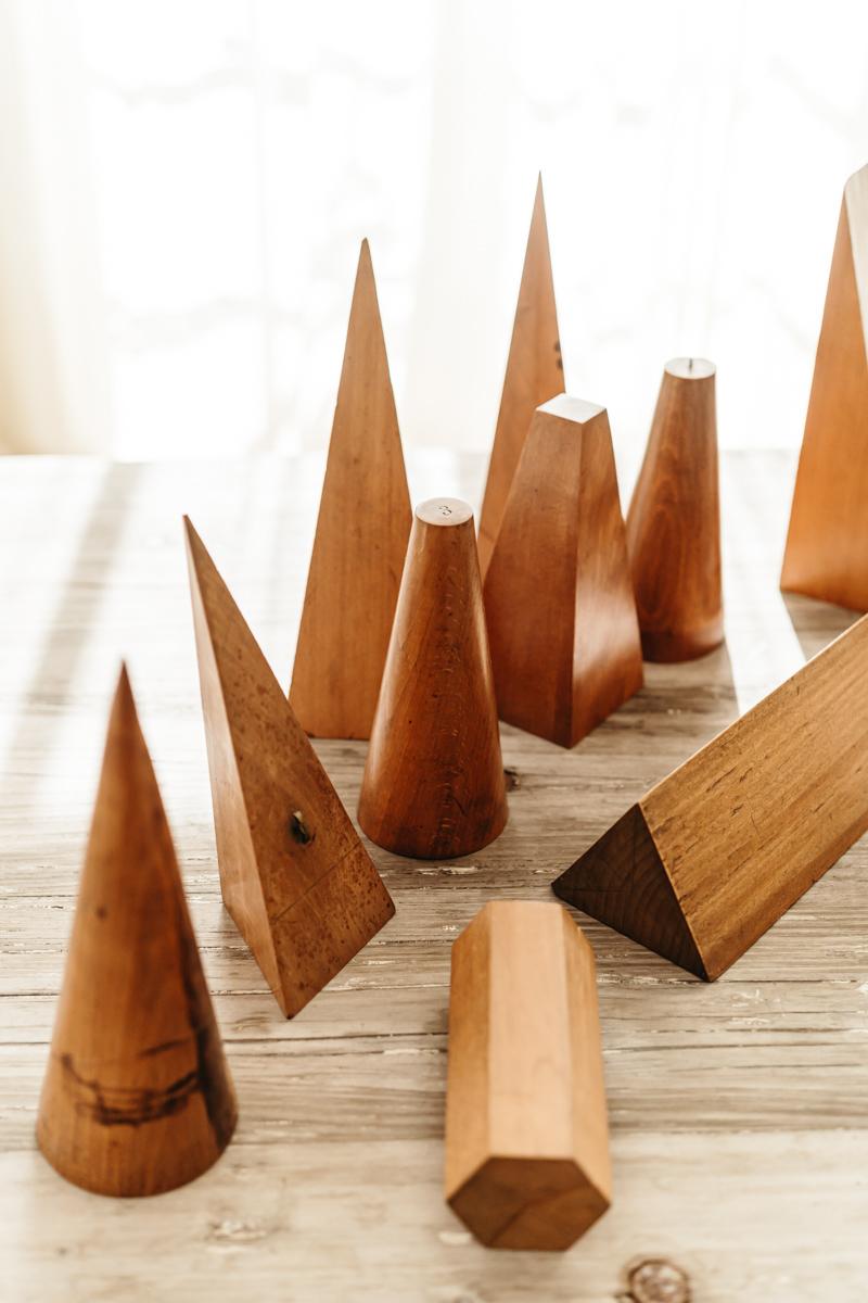 Eine Kollektion von 12 geometrischen Formen aus Eschenholz  im Angebot 7