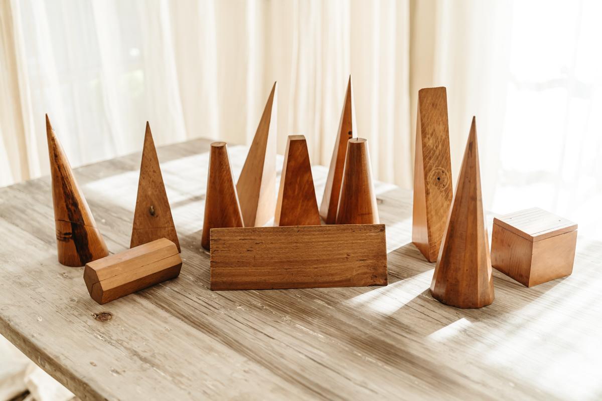 Eine Kollektion von 12 geometrischen Formen aus Eschenholz  (Französisch) im Angebot