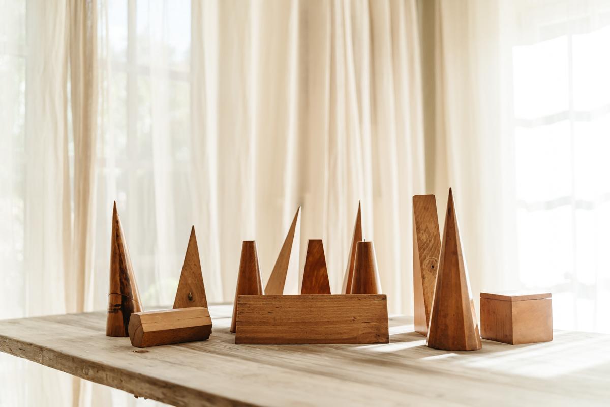 Eine Kollektion von 12 geometrischen Formen aus Eschenholz  (Asche) im Angebot