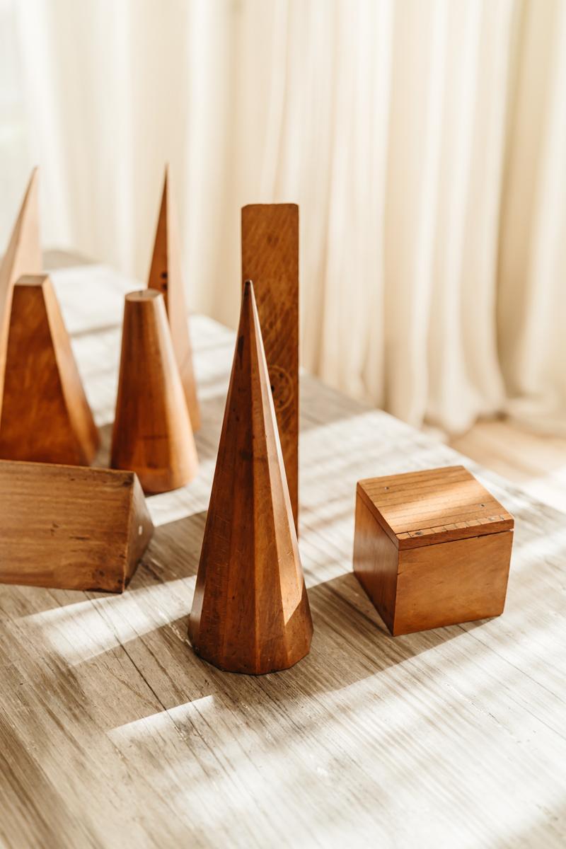 Eine Kollektion von 12 geometrischen Formen aus Eschenholz  im Angebot 3
