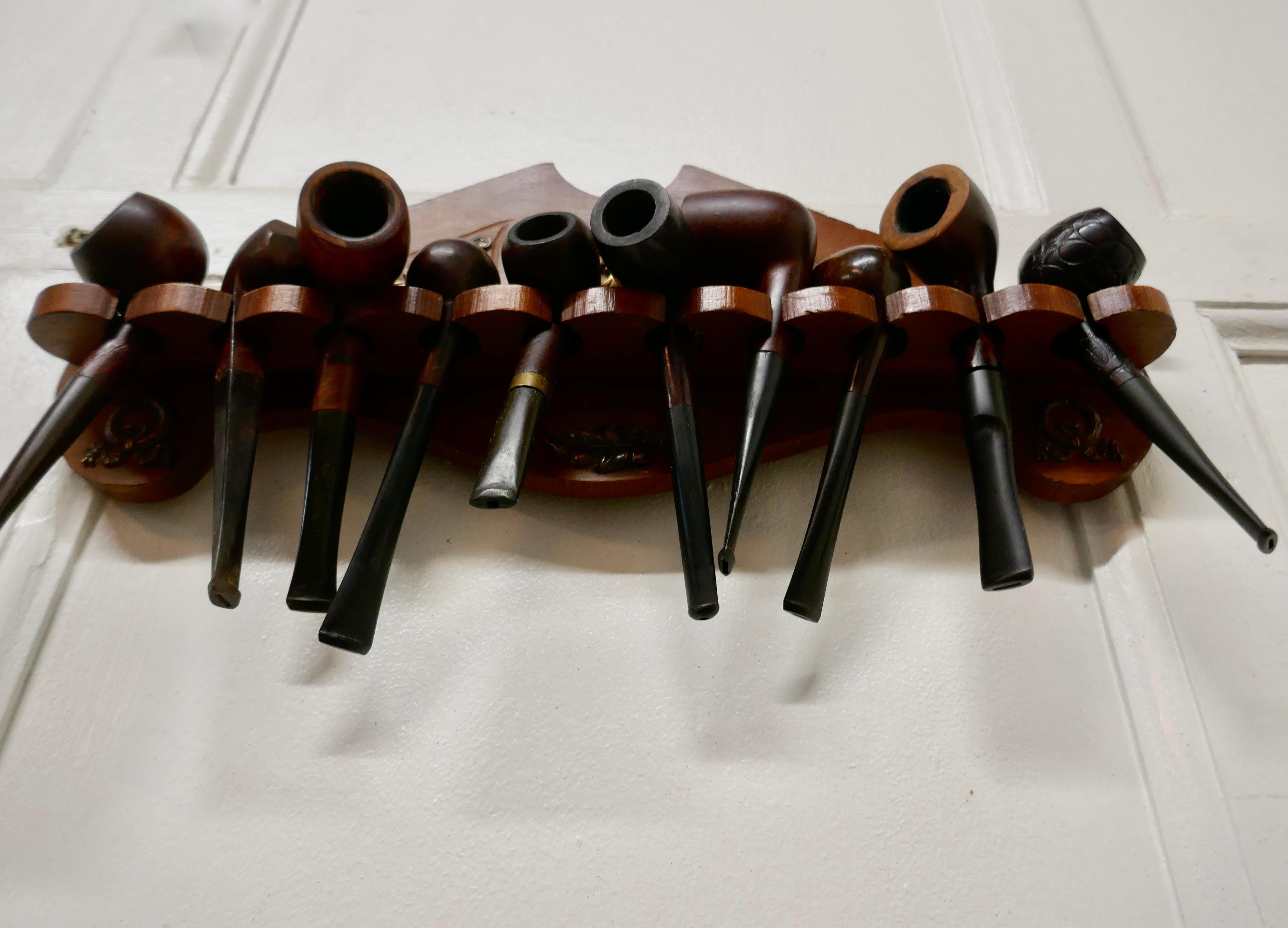 Kollektion von 12 Vintage-Tabakpfeifen in einem Pfeifenständer (20. Jahrhundert) im Angebot