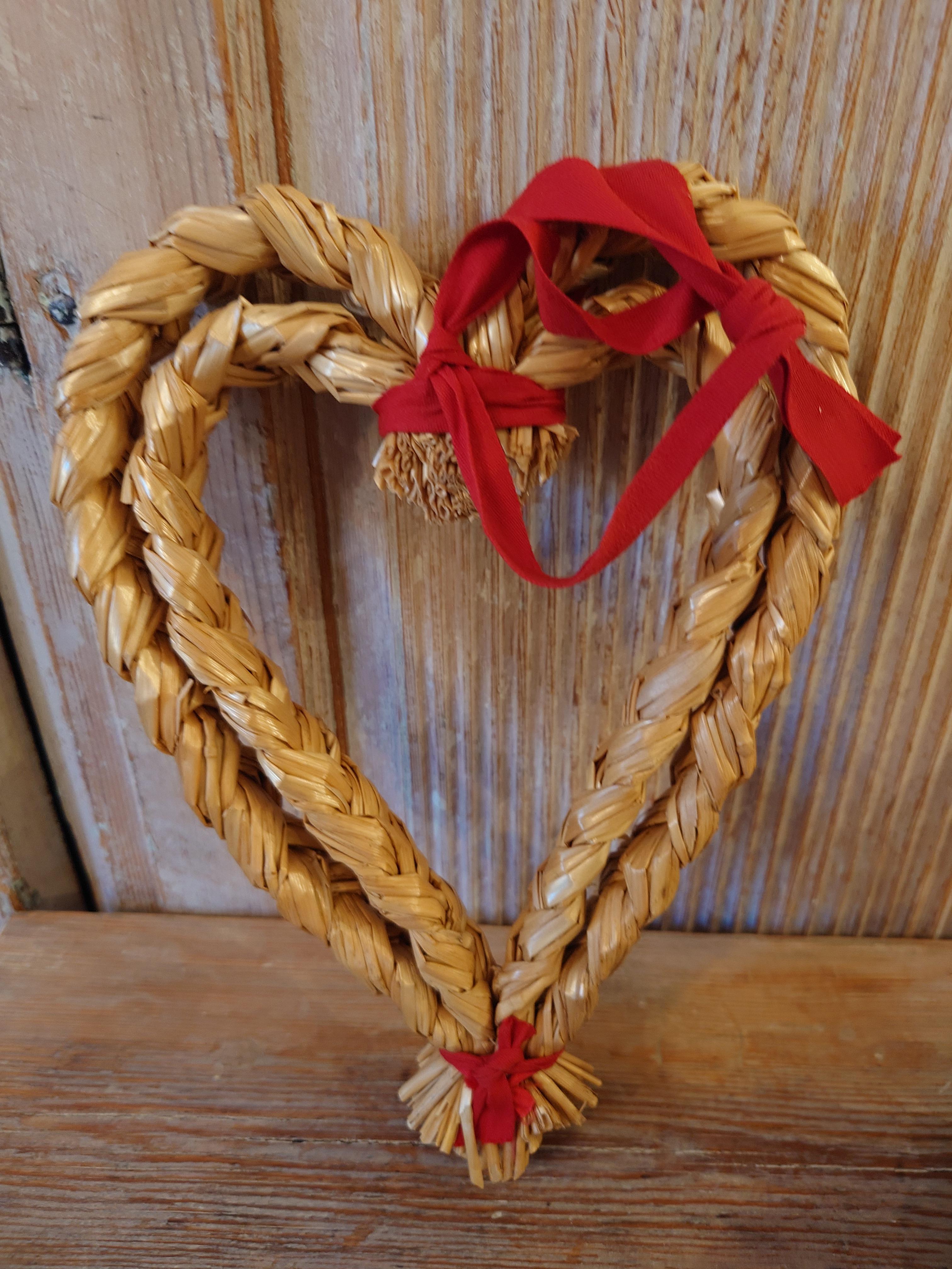 Una colección de  13 Adornos de Navidad vintage suecos de paja de arte popular único en venta 2