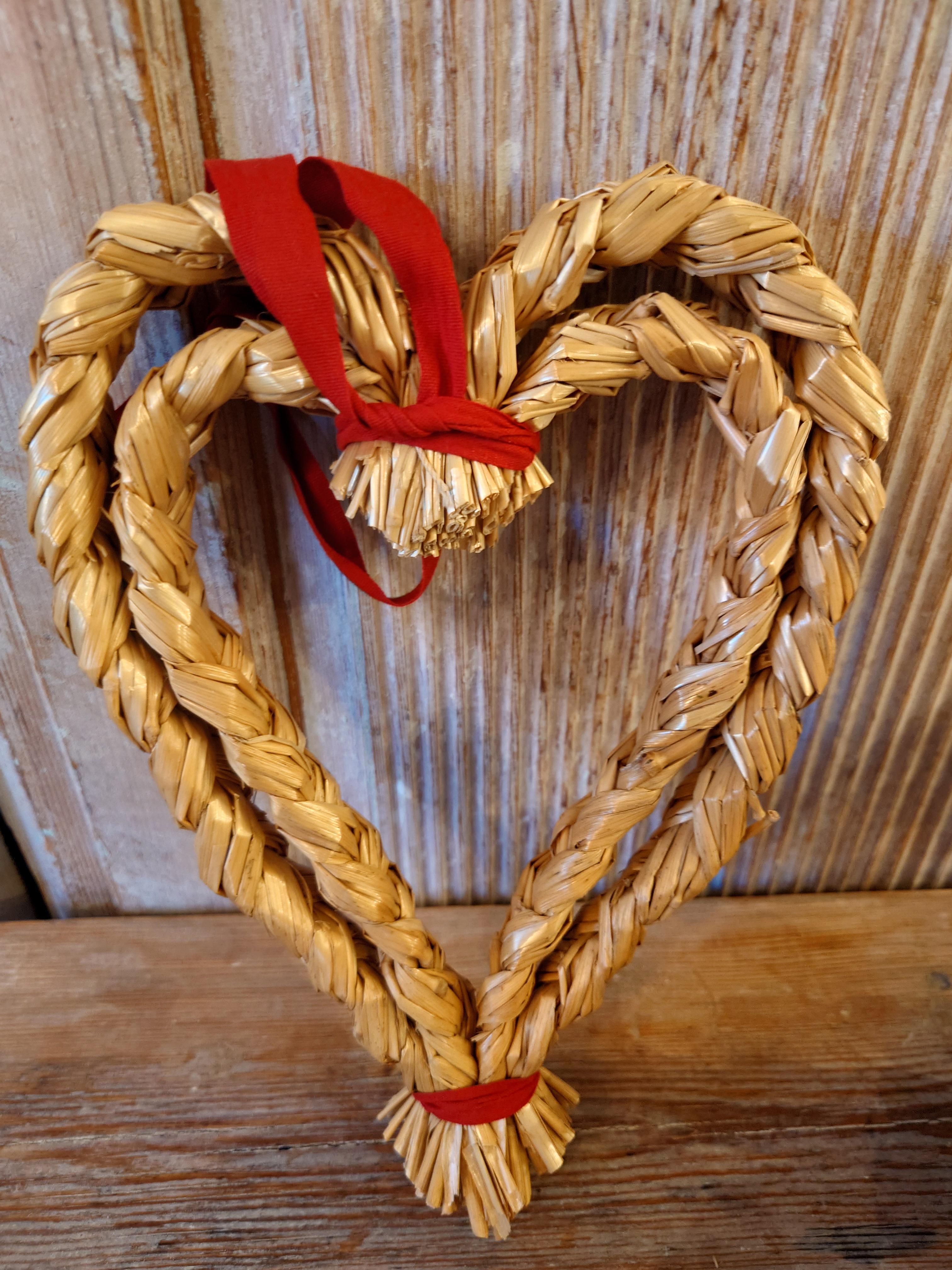 Una colección de  13 Adornos de Navidad vintage suecos de paja de arte popular único en venta 3