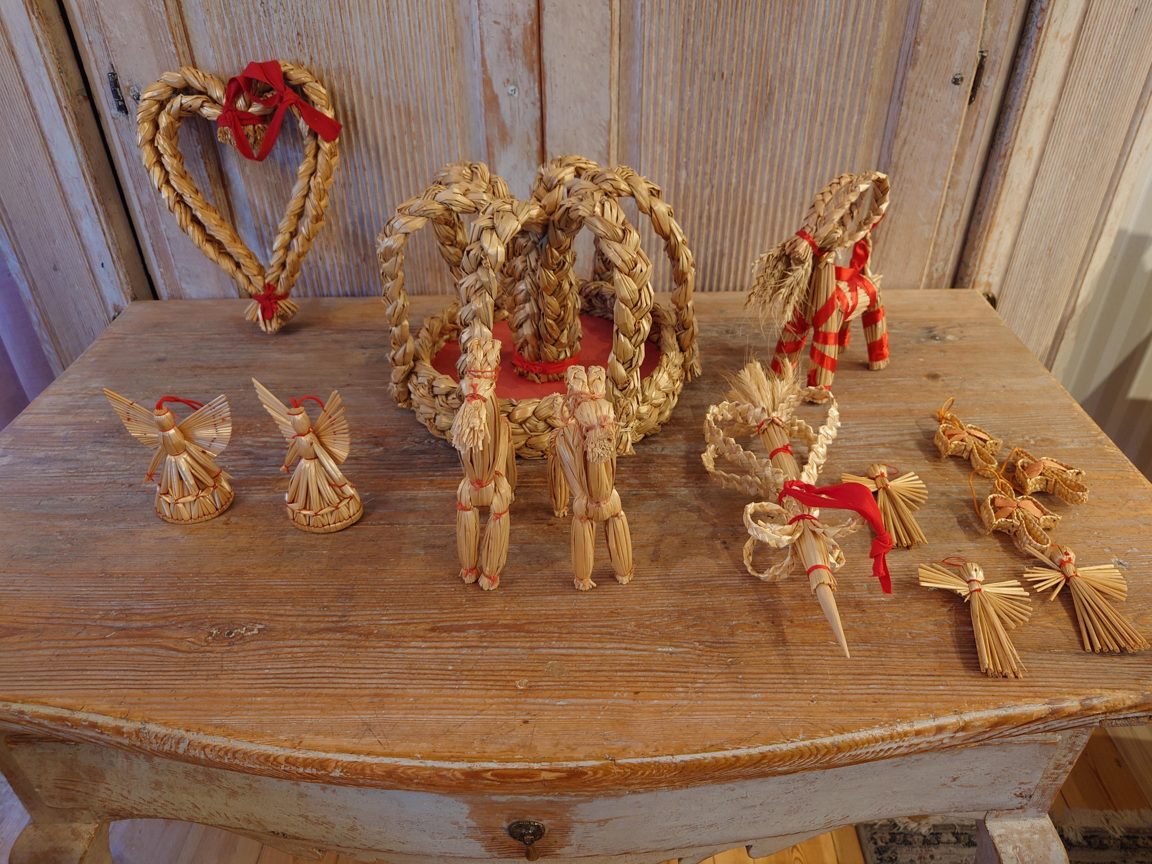 Colección de 13 adornos navideños suecos vintage de paja tejida a mano.

La tradición de utilizar paja para los adornos navideños tiene profundas raíces en la cultura sueca, y se remonta a la antigüedad, cuando era una forma práctica de utilizar los