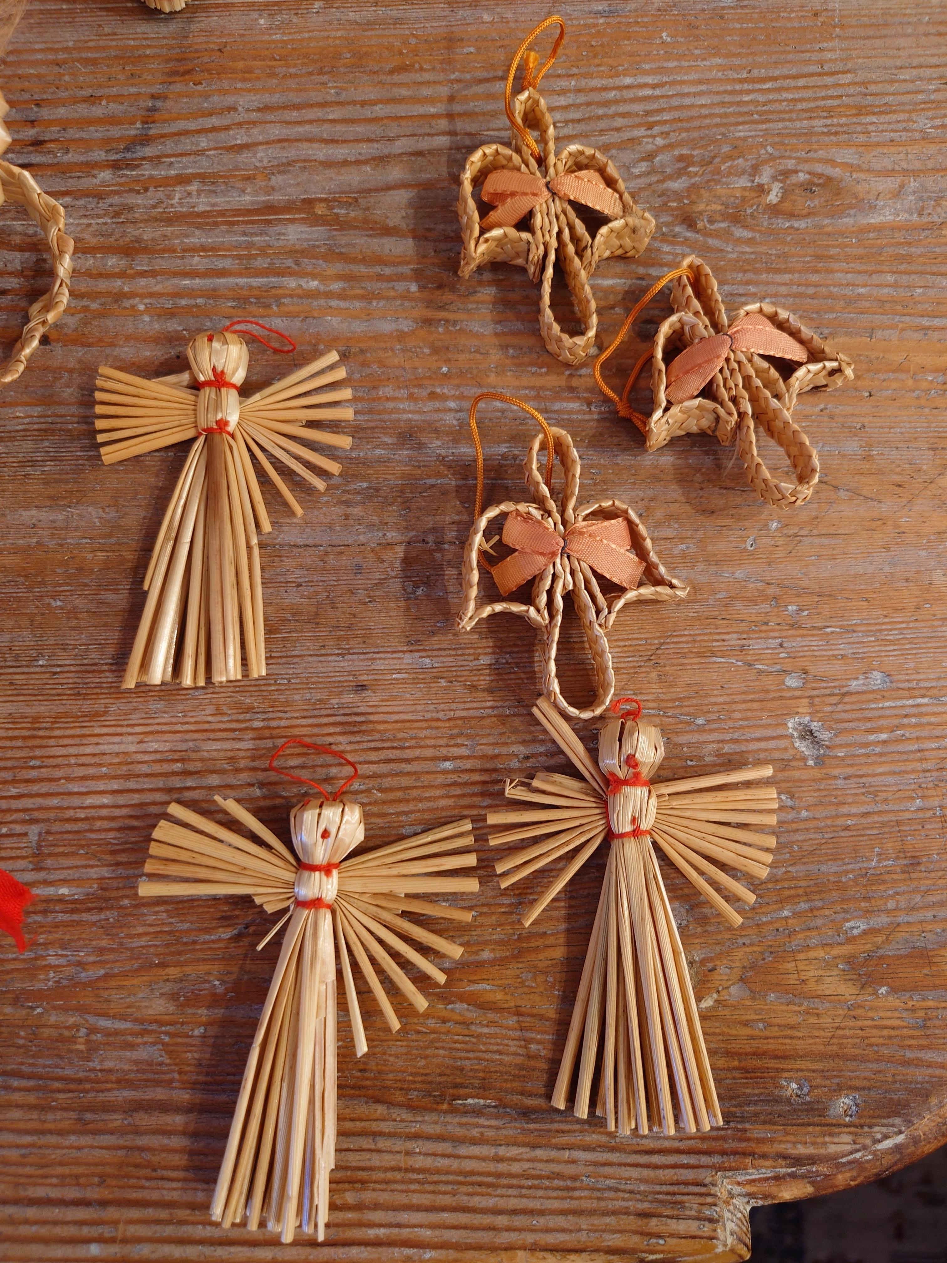 Una colección de  13 Adornos de Navidad vintage suecos de paja de arte popular único Arte popular en venta