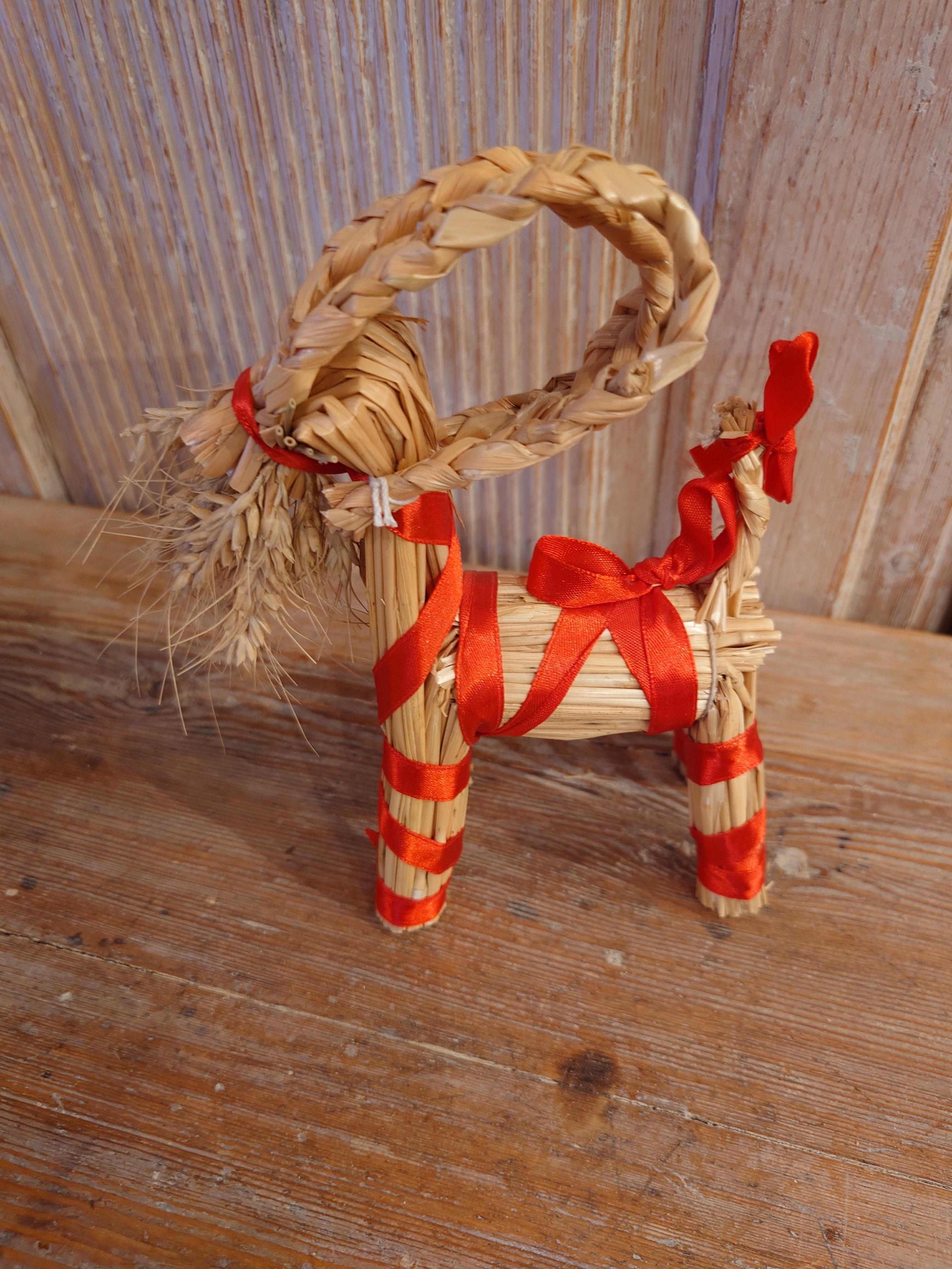 Una colección de  13 Adornos de Navidad vintage suecos de paja de arte popular único Sueco en venta