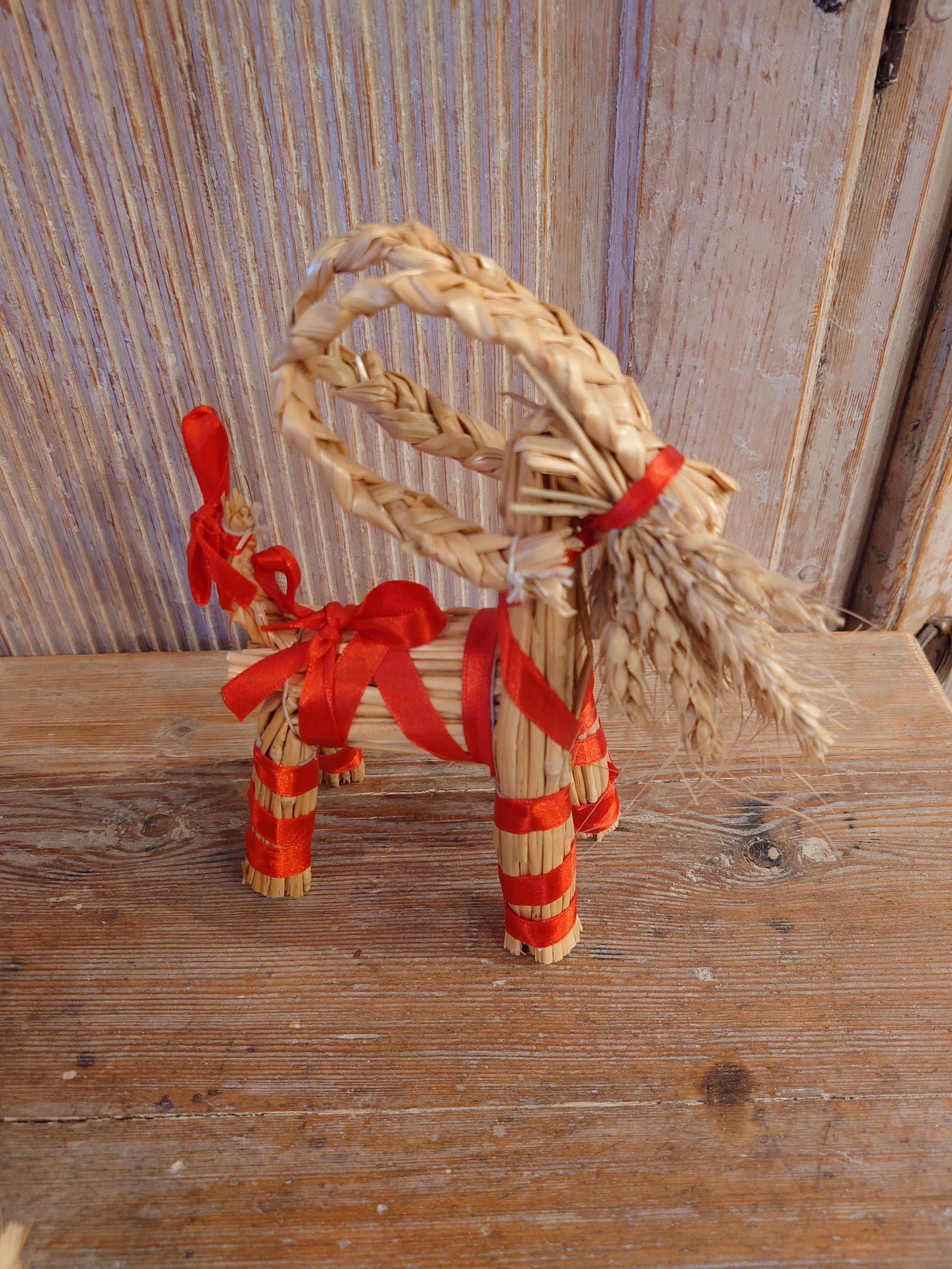 Una colección de  13 Adornos de Navidad vintage suecos de paja de arte popular único Hecho a mano en venta