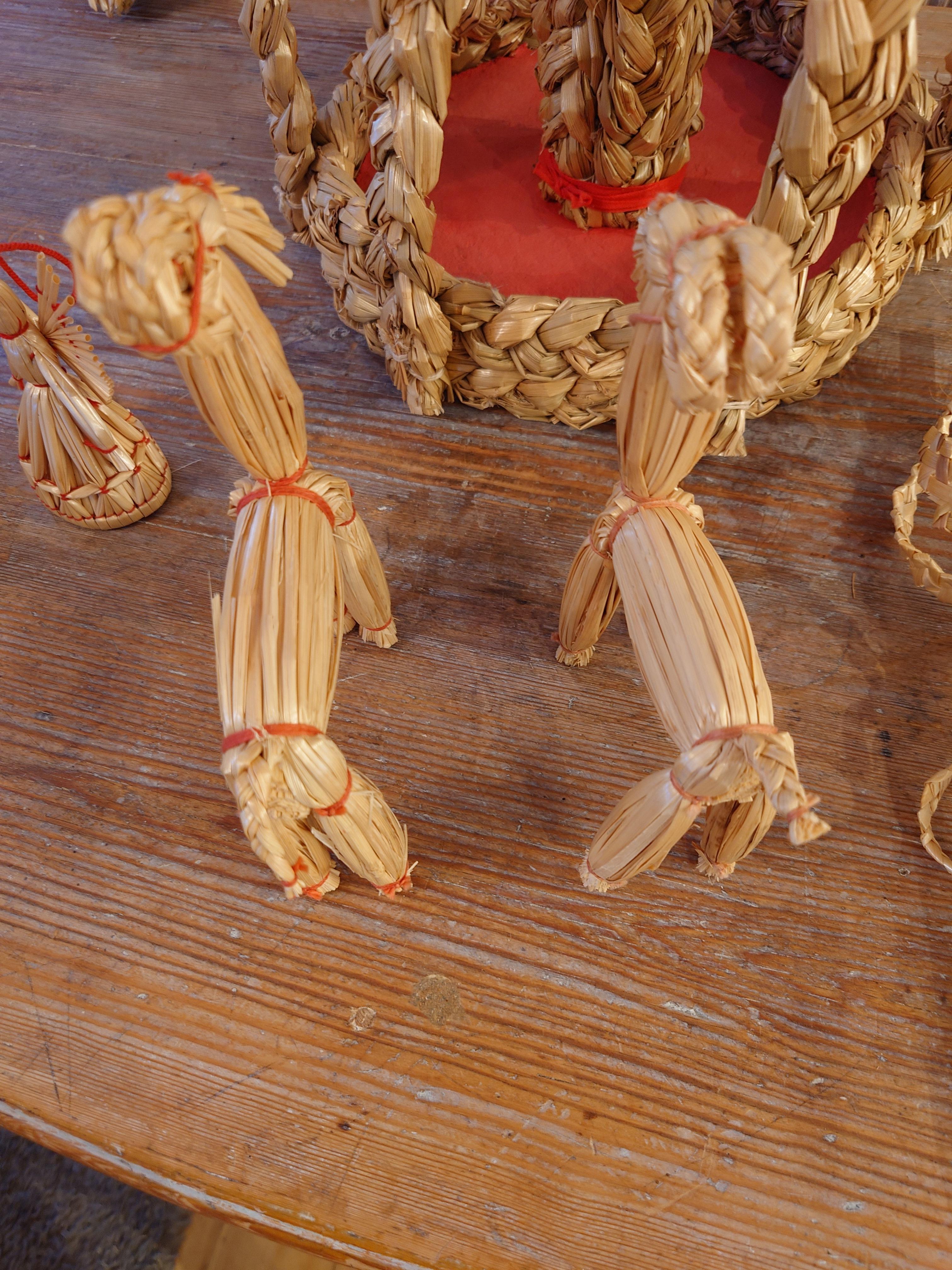 Una colección de  13 Adornos de Navidad vintage suecos de paja de arte popular único siglo XX en venta