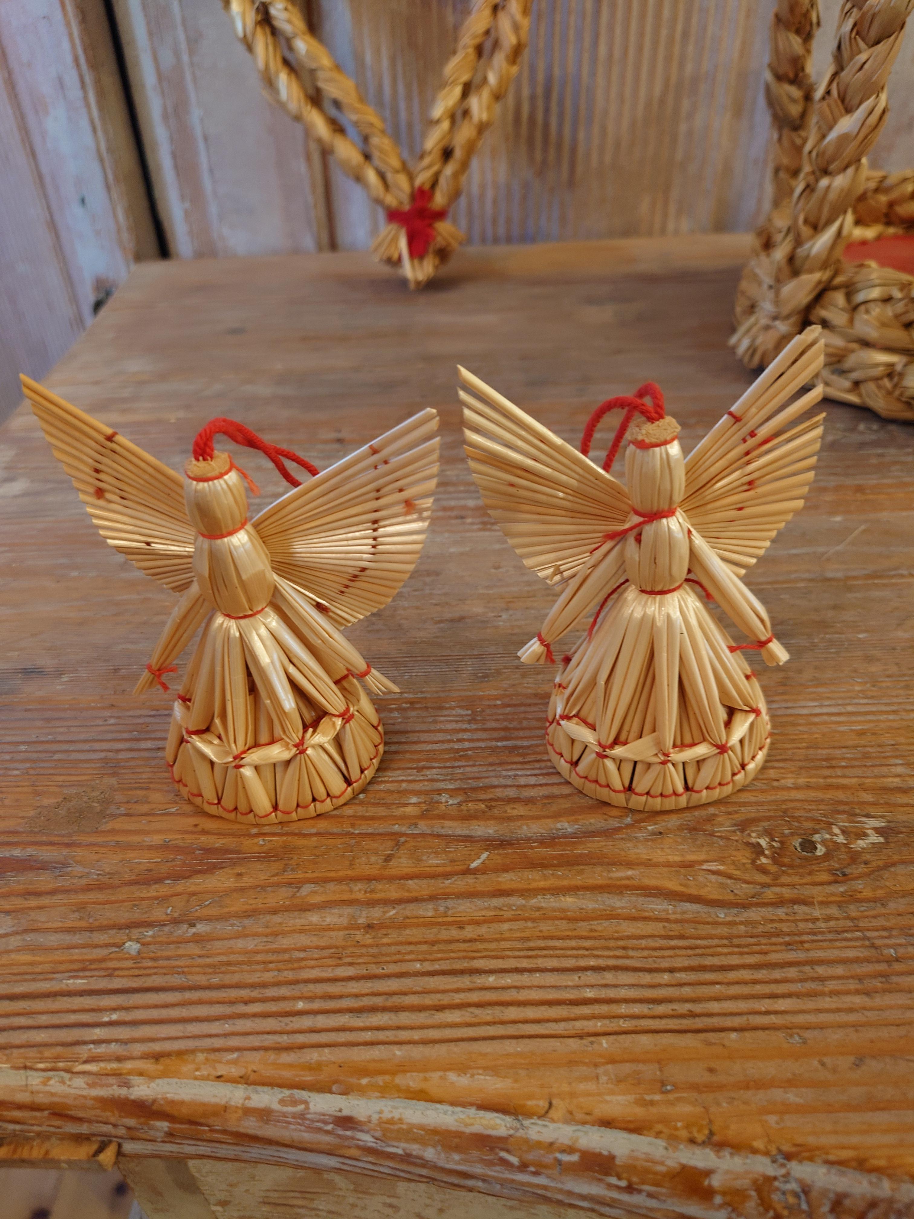 Una colección de  13 Adornos de Navidad vintage suecos de paja de arte popular único Paja en venta